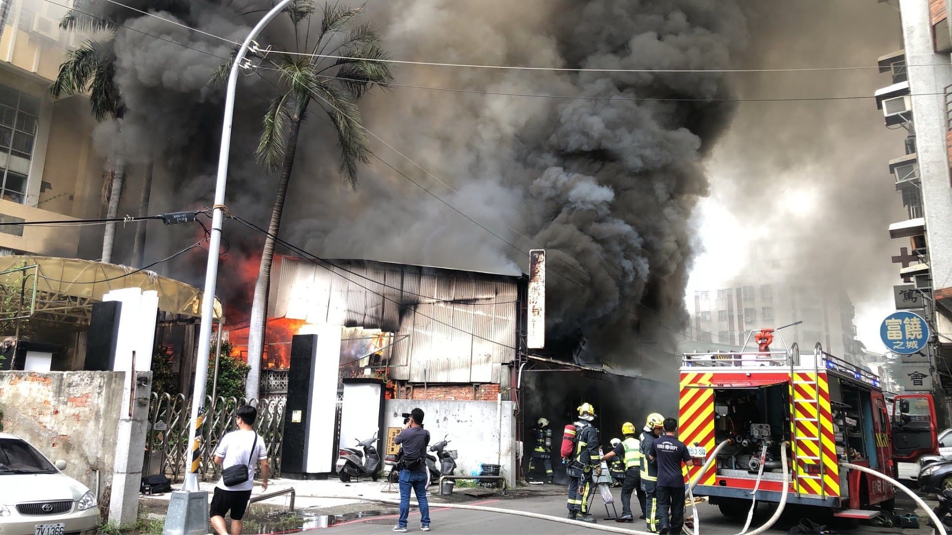 台中市北區文化街鐵皮屋下午發生火警。（翻攝自臺中災情報你災臉書粉專）