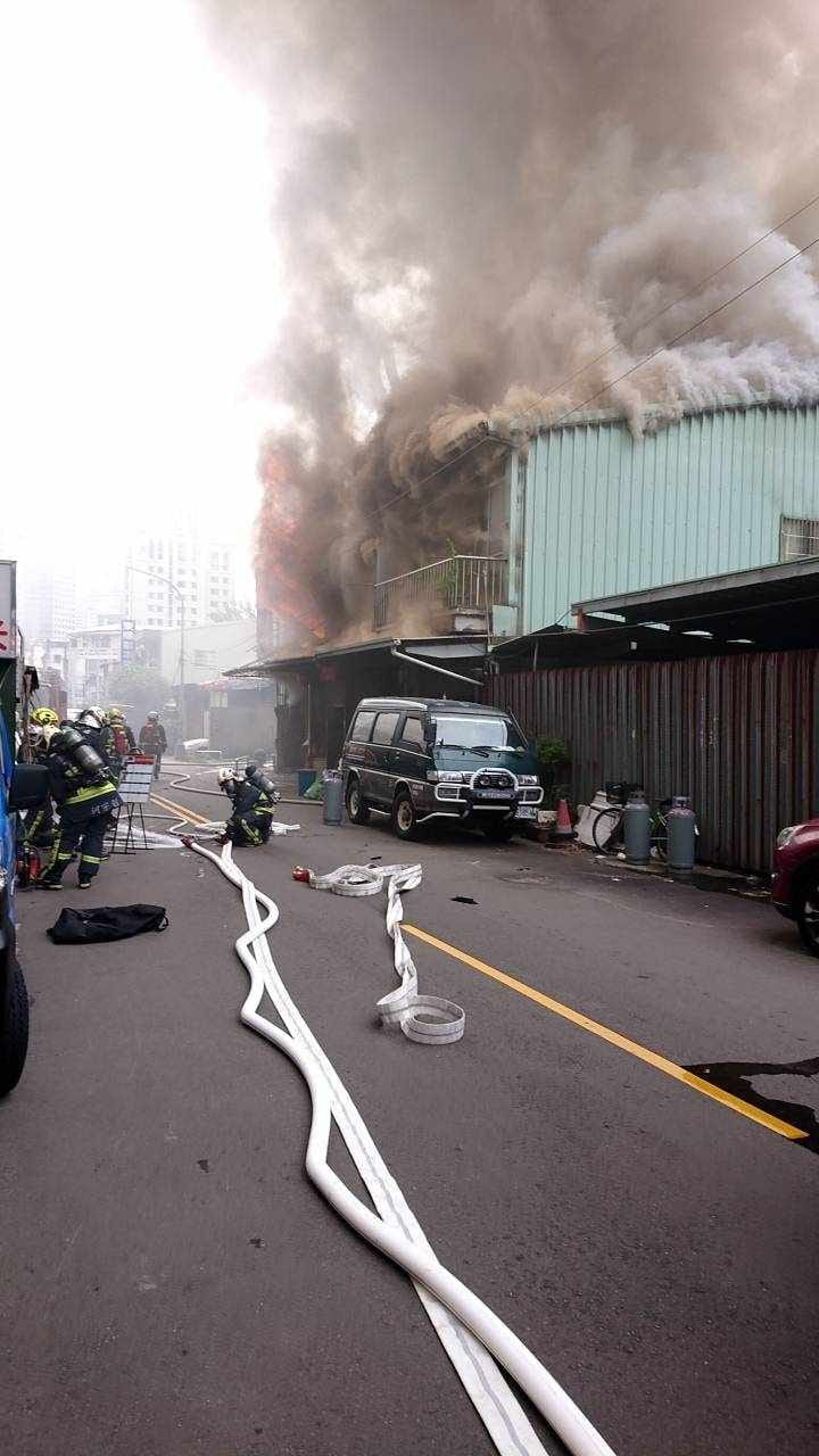 台中市北區文化街鐵皮屋下午發生火警。(翻攝自臺中災情報你災臉書粉專)