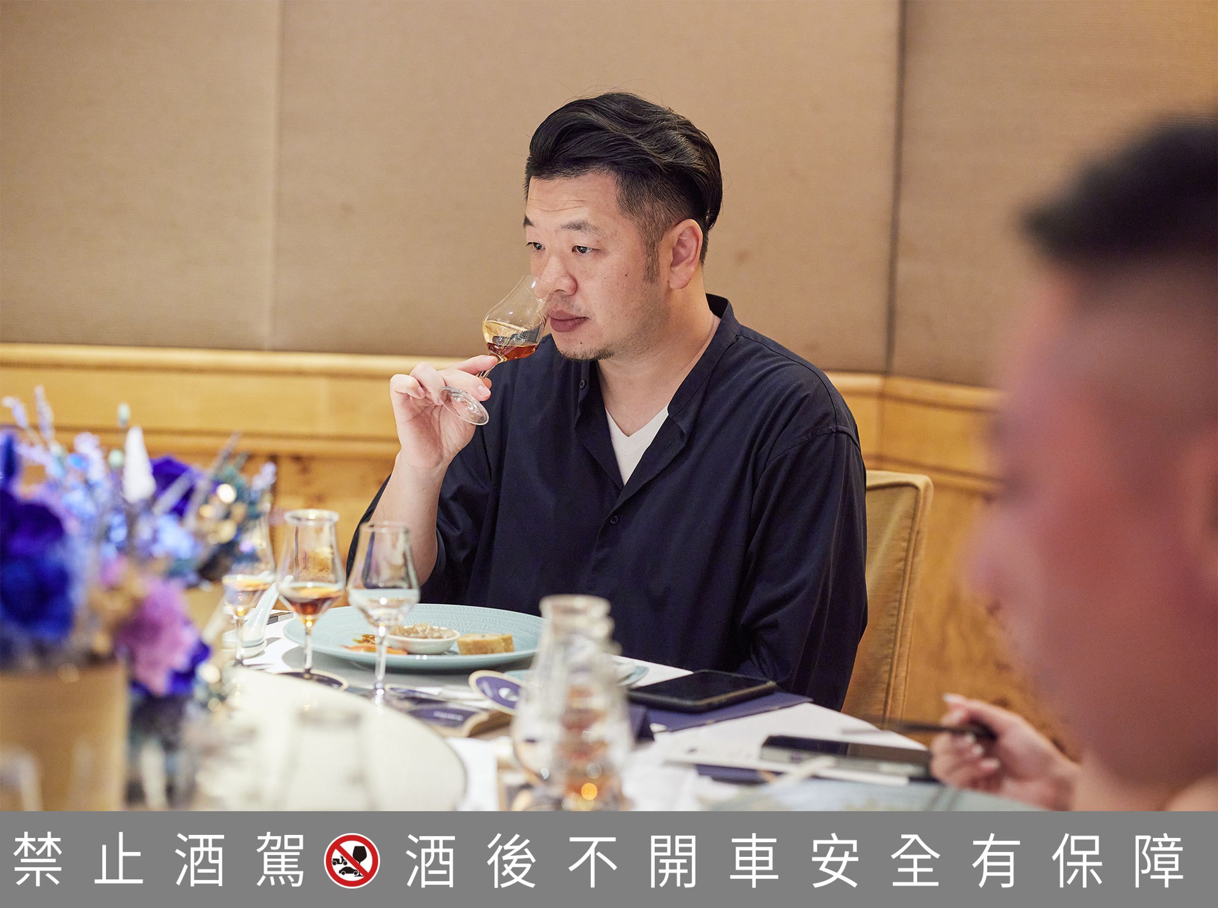 品酩前,現場賓客在品牌大使帶領下先聞香,這是《馬爹利飛凡饗宴》重要儀式,讓整場餐酒體驗更完整,無疑是顛覆五感的感官盛宴。