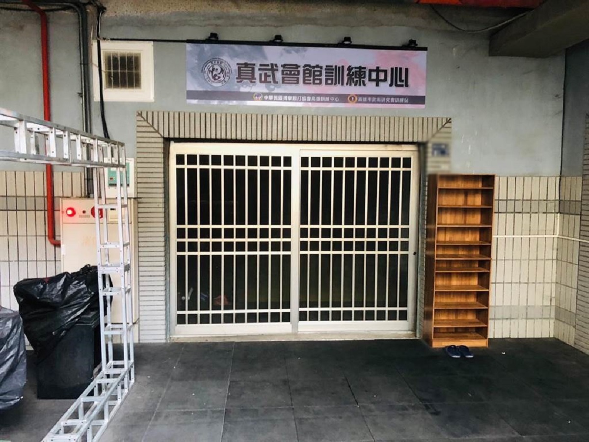 一名林姓男子年初參加高雄市左營區一場娛樂格鬥賽受傷身亡,檢方偵查後認為是意外對相關人等不起訴。(翻攝畫面)