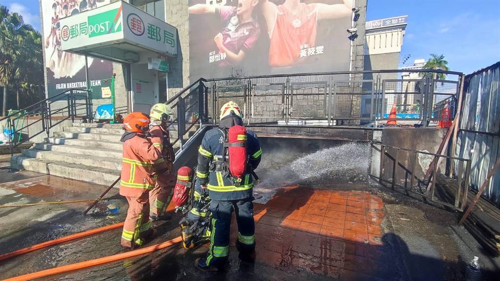 輔仁大學旁邊的郵局門口擺放的塑膠垃圾26日下午突然起火燃燒，消防隊到場撲滅火勢。（翻攝照片）