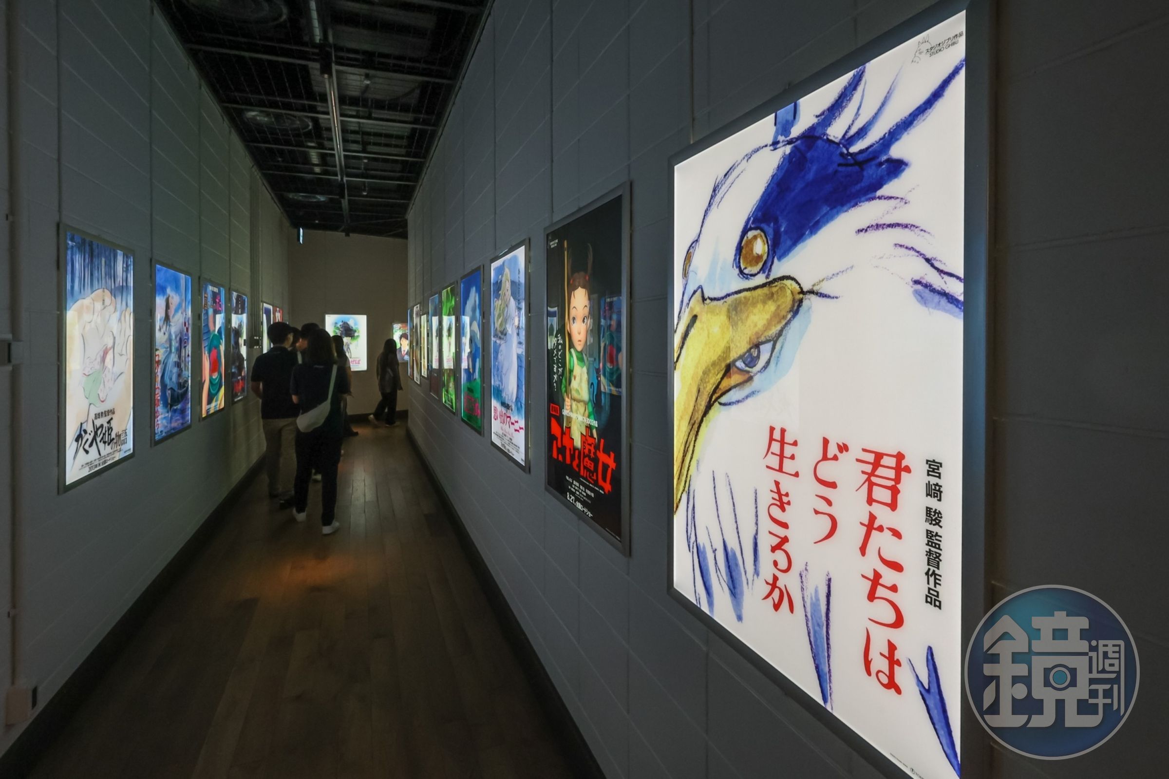迴廊中按照電影上映順序展示吉卜力電影海報。（甲上娛樂提供）