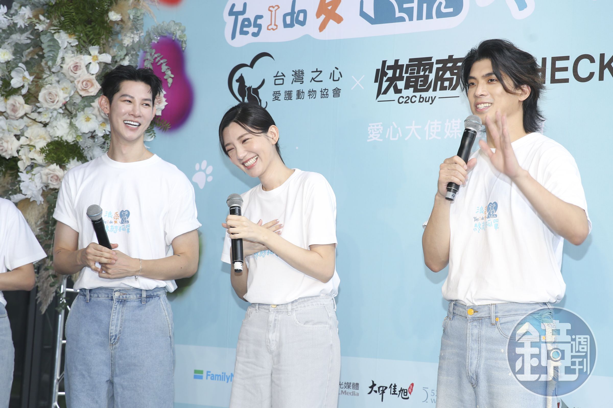 郭雪芙(中)與林哲熹(右)、夏和熙(左)出席流浪狗終結孤單公益記者會。