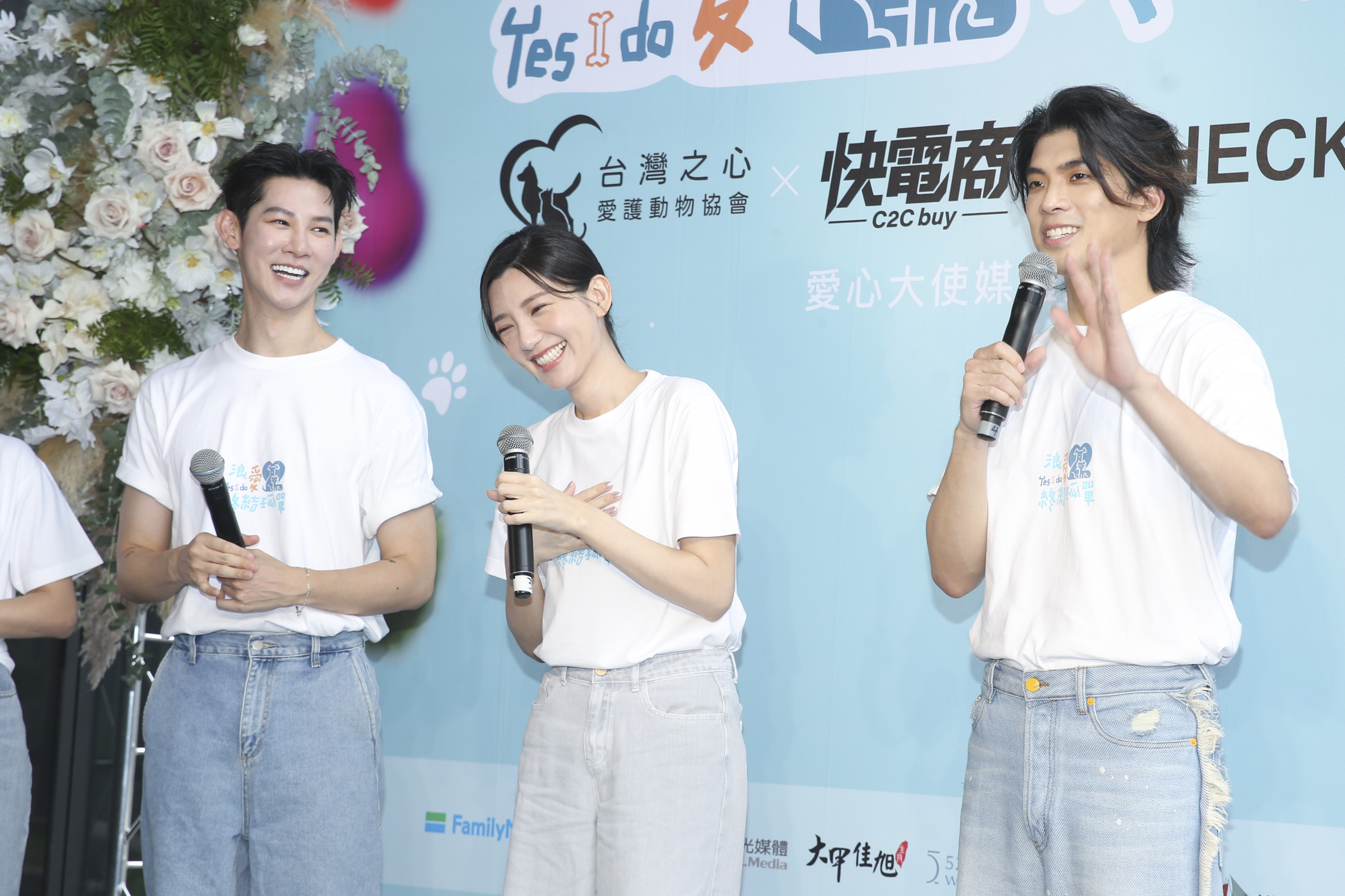 郭雪芙(中)與林哲熹(右)、夏和熙(左)出席流浪狗終結孤單公益記者會。