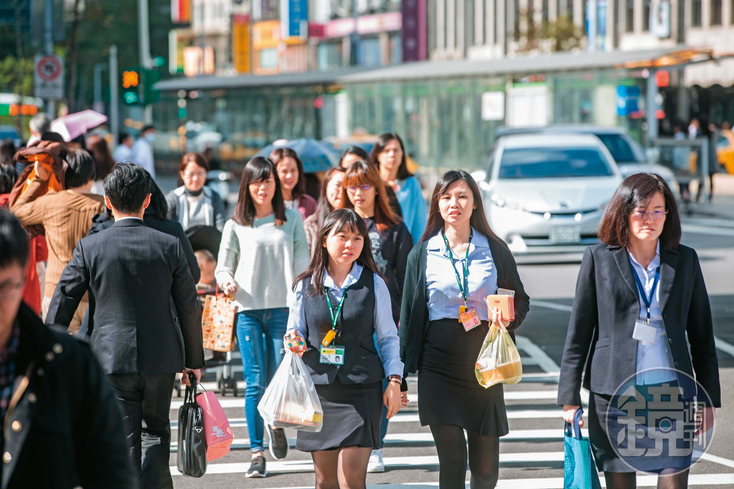 上班族可打造月配息ETF投資組合,透過定期定額投資、股息再投入方式,建構退休金水庫。