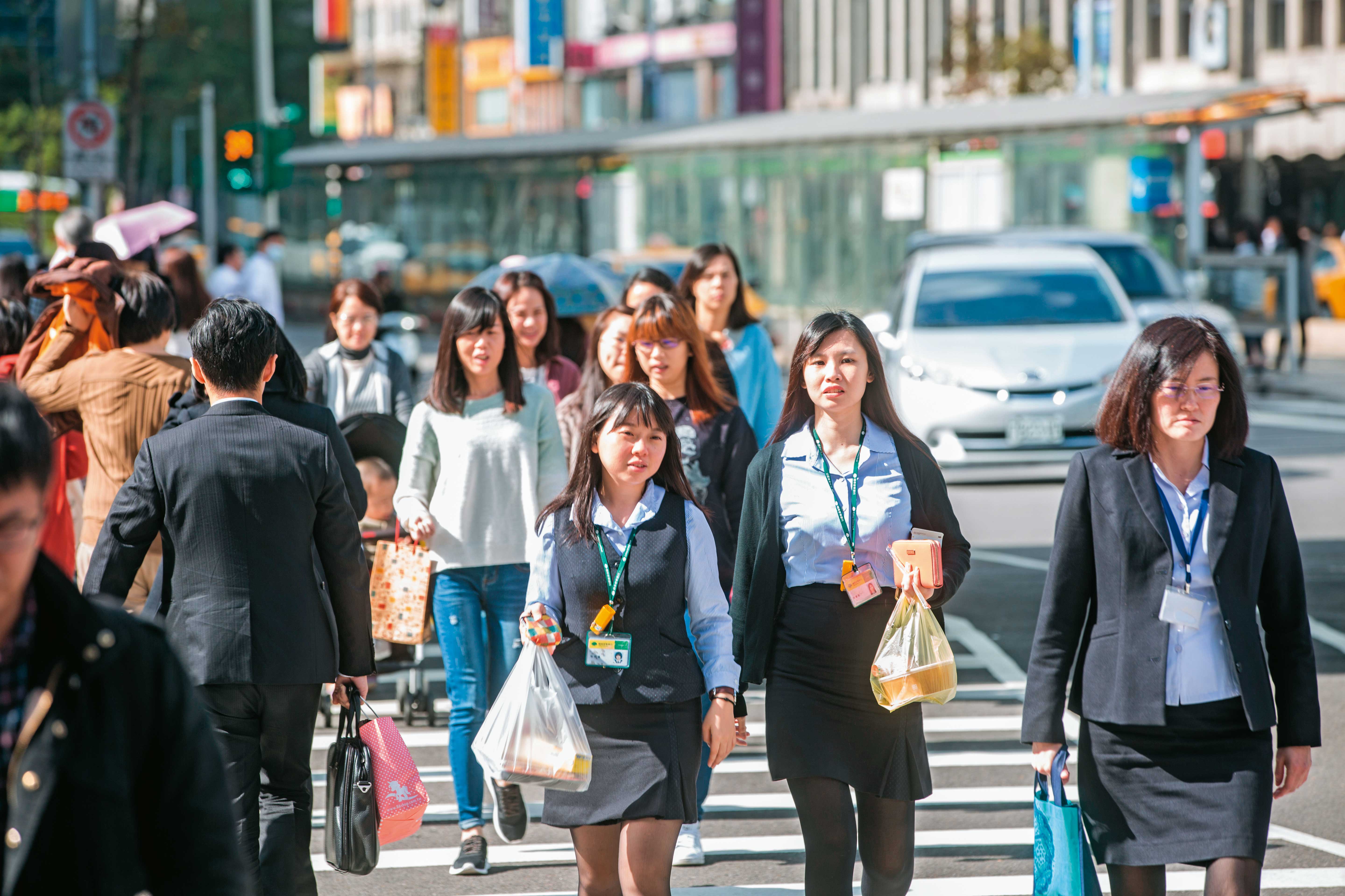 上班族可打造月配息ETF投資組合,透過定期定額投資、股息再投入方式,建構退休金水庫。
