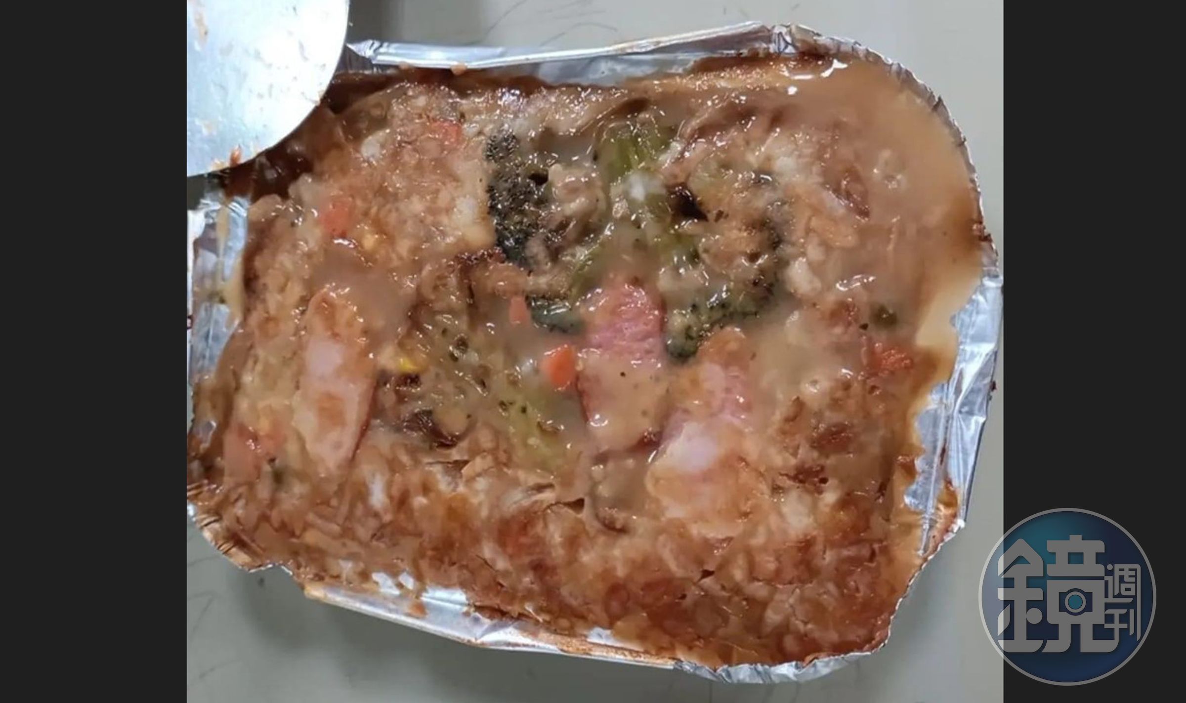 學生家長發佈台南某專科學校的營養午餐照，網友均表示光看就倒胃口。（翻攝臉書社團「匿名公社」）