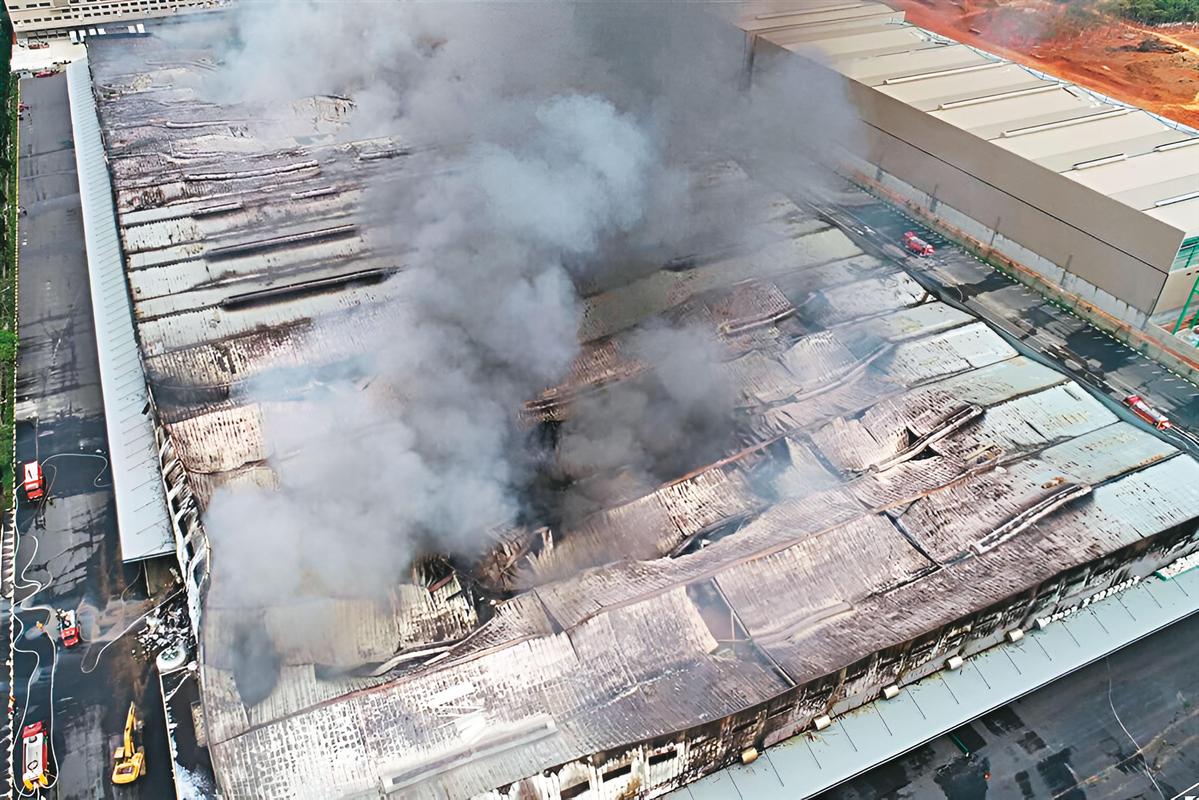 家樂福楊梅物流中心去年3月14日凌晨失火，1.2萬平方公尺廠房付之一炬。（桃園市消防局提供）