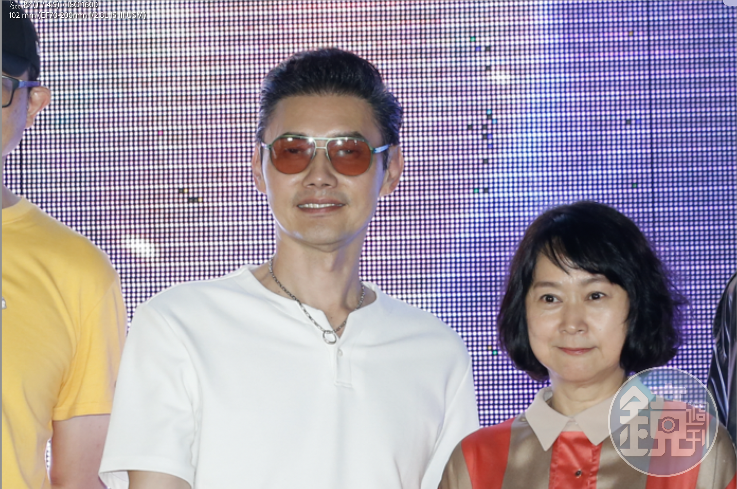 包偉銘出道42年首次演電影,飾演的機車老闆挑釁嘴臉令盧廣仲很想揍他,右為王月。