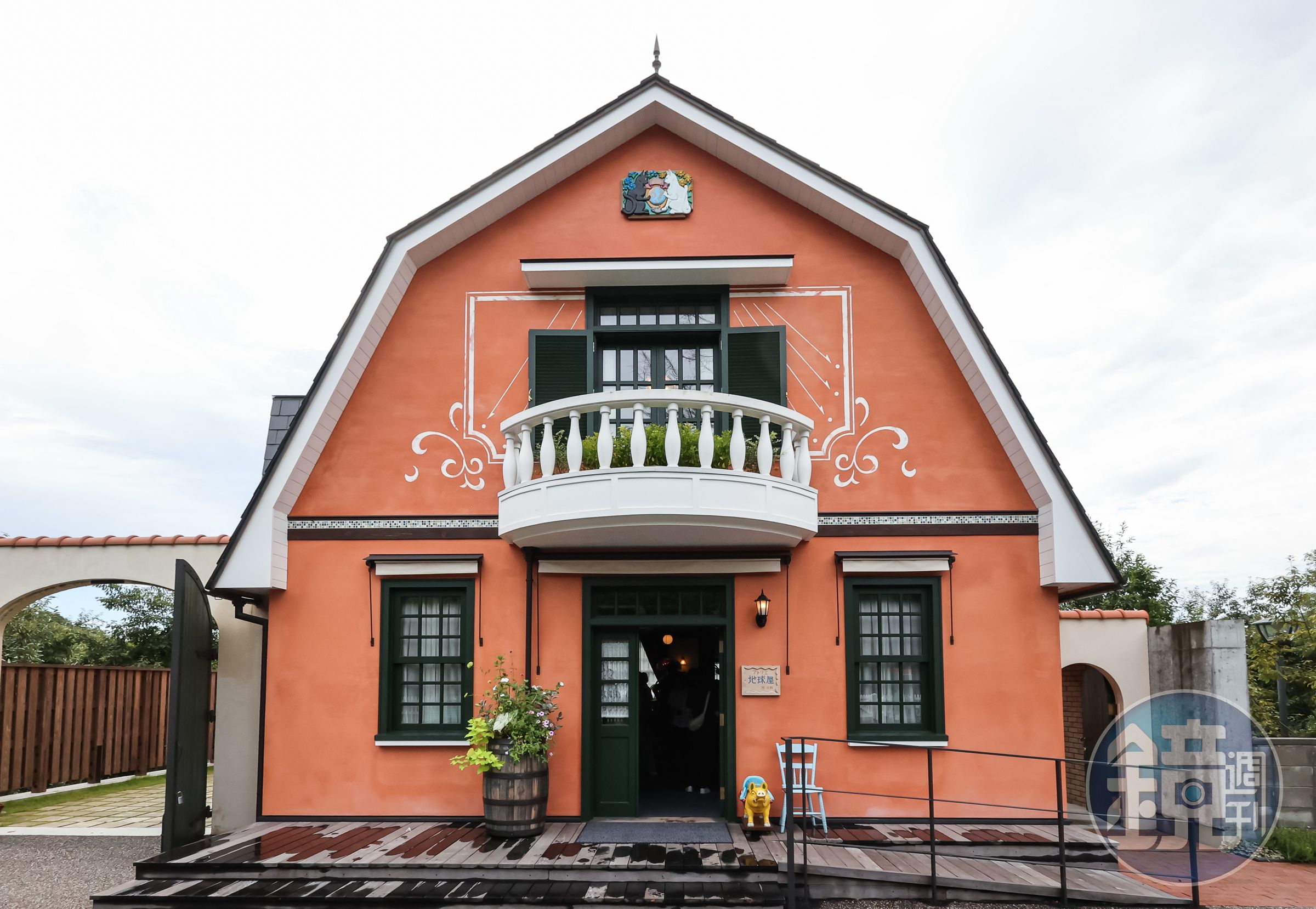 精品古董店「地球屋」是青春之丘的主要展區之一，有著濃厚歐式風格。（甲上娛樂提供）