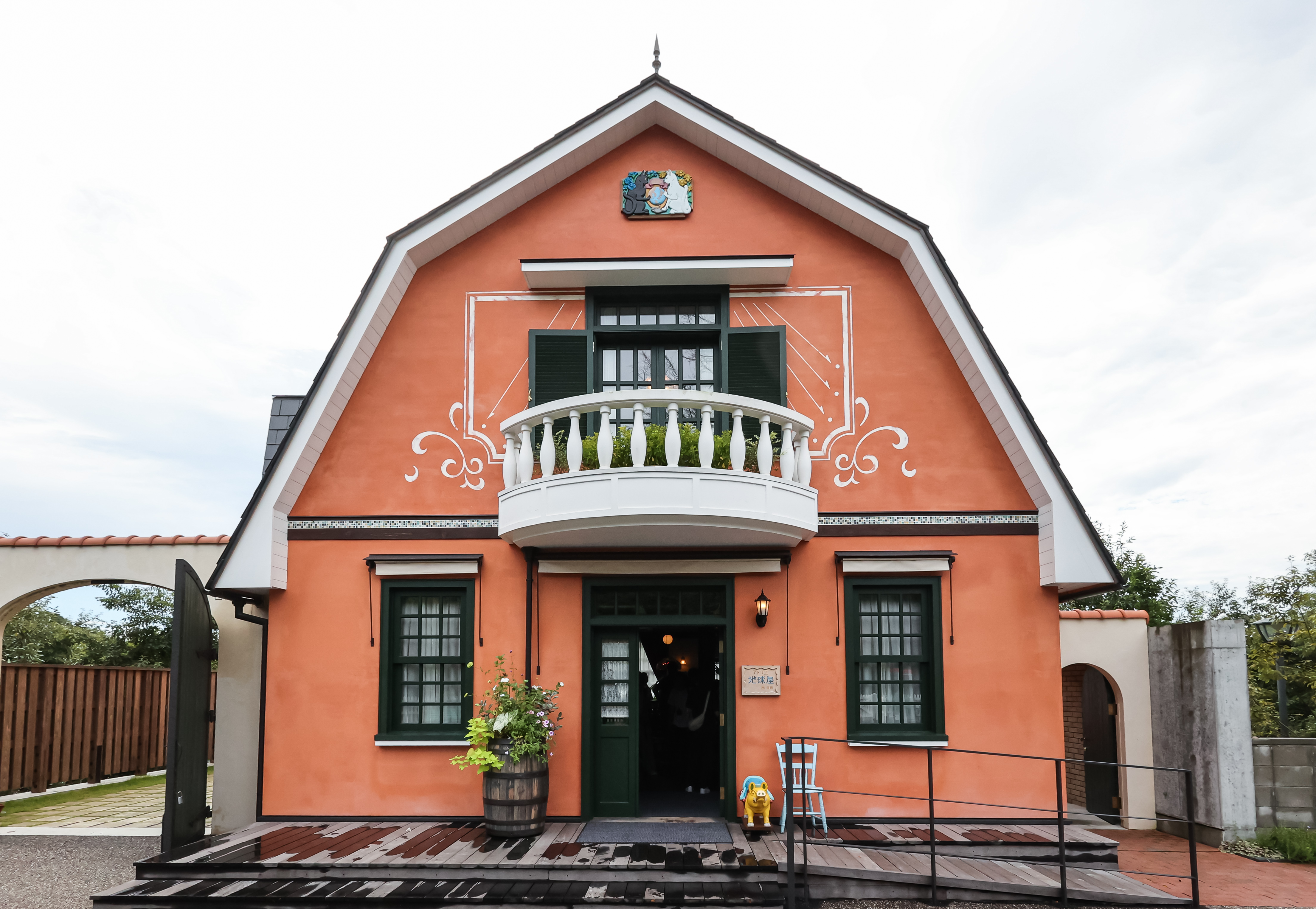 精品古董店「地球屋」是青春之丘的主要展區之一，有著濃厚歐式風格。（甲上娛樂提供）