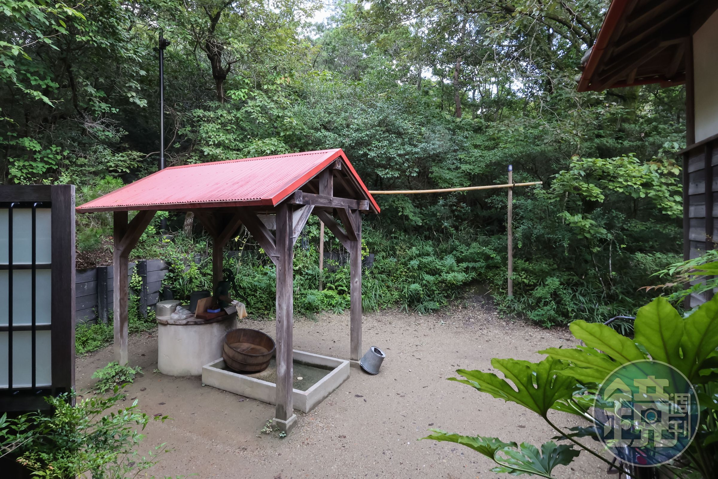 屋外的水井也能打得出水,在被葉子遮住的角落裡,還有爸爸騎的腳踏車也在這裡。(甲上娛樂提供)