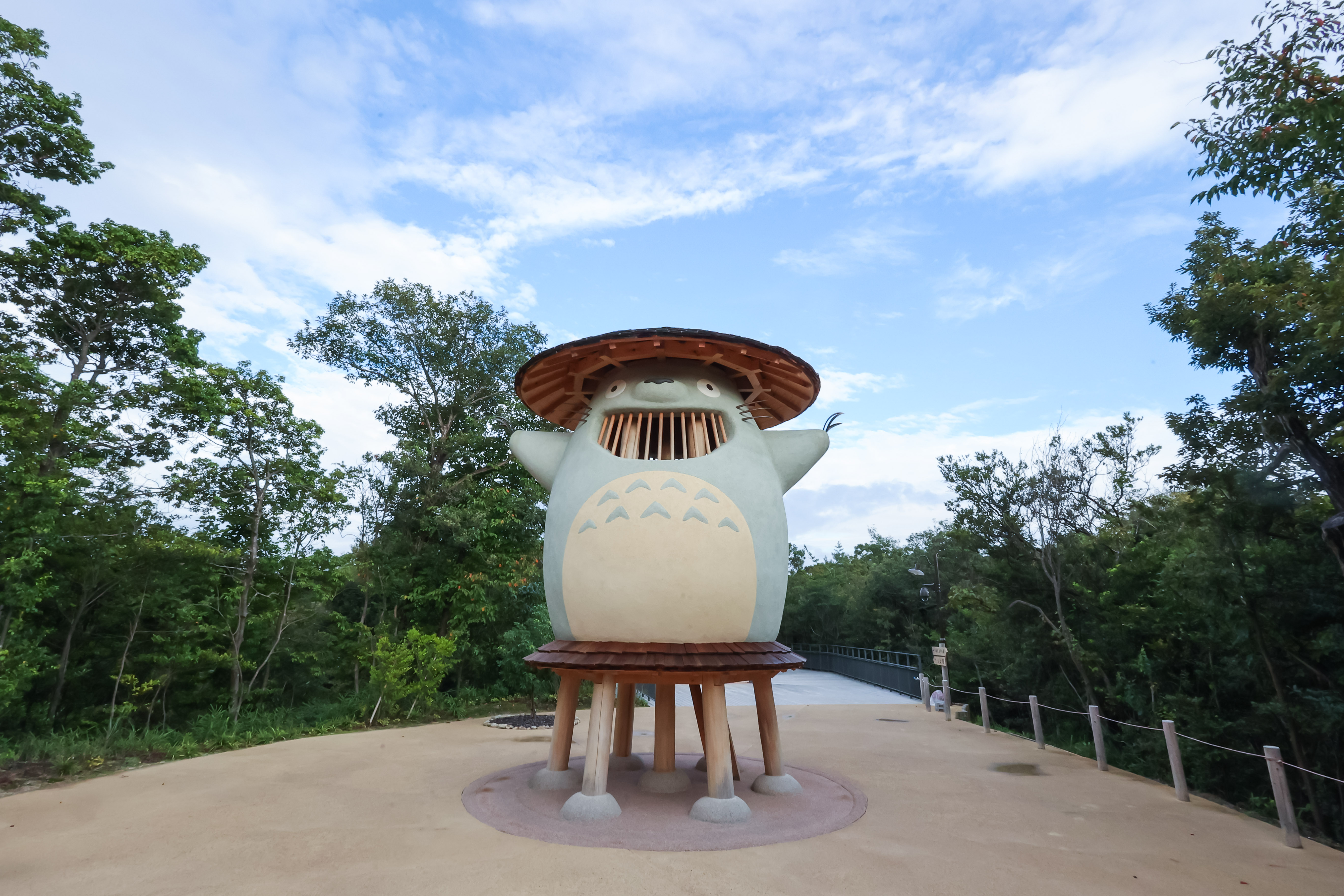 高達5公尺的「動動力堂」巨型龍貓遊樂設施只供6至12歲學童進入，大人們就瘋狂拍照吧。（甲上娛樂提供）