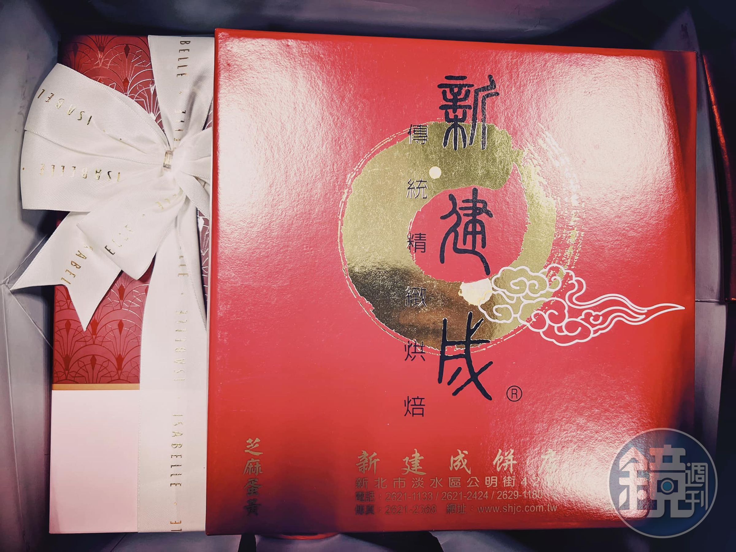 台大婦產科醫師施景中收到20多年前搶救接生的小孩的結婚喜餅。（翻攝自施景中臉書）