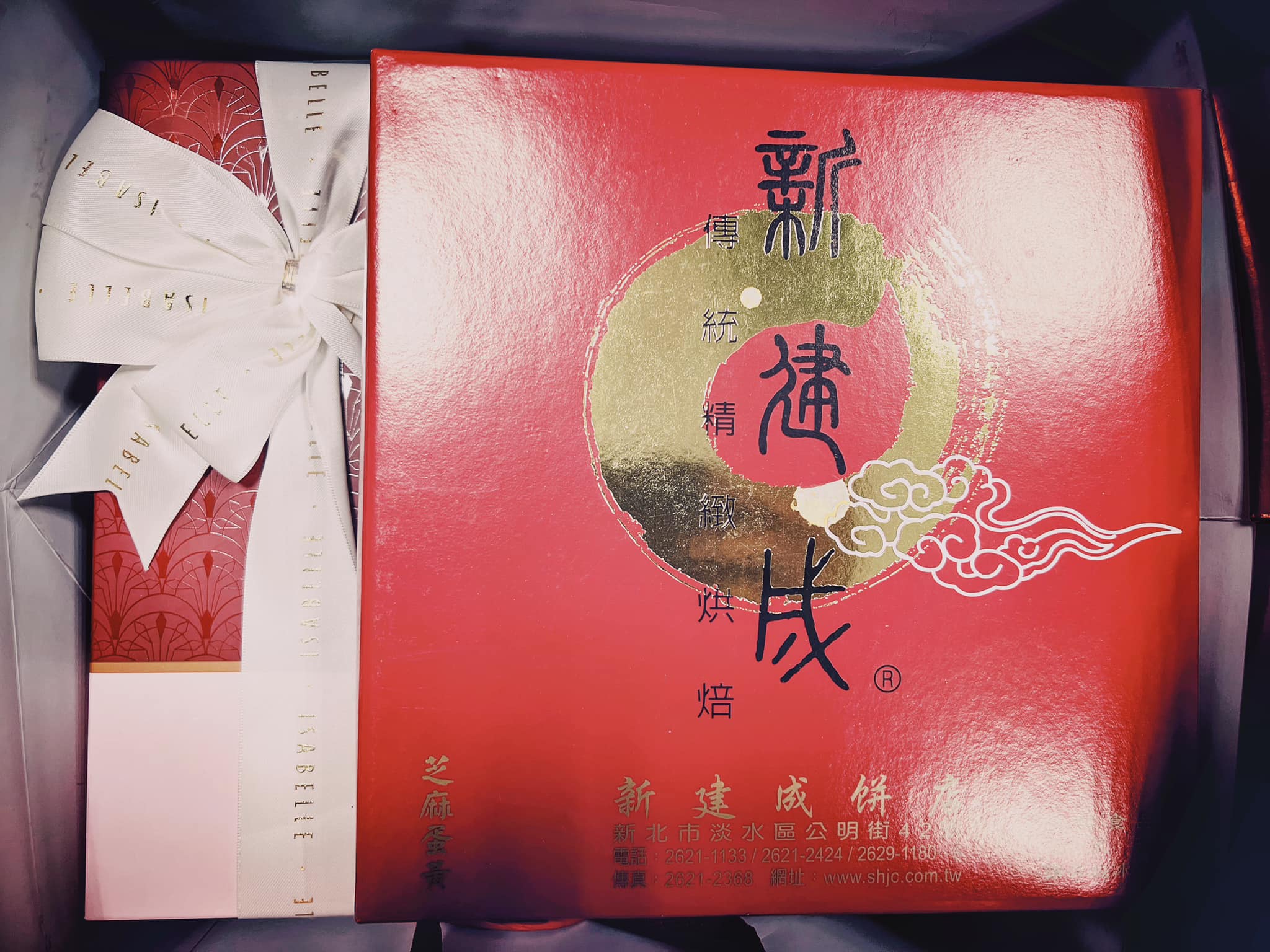 台大婦產科醫師施景中收到20多年前搶救接生的小孩的結婚喜餅。（翻攝自施景中臉書）