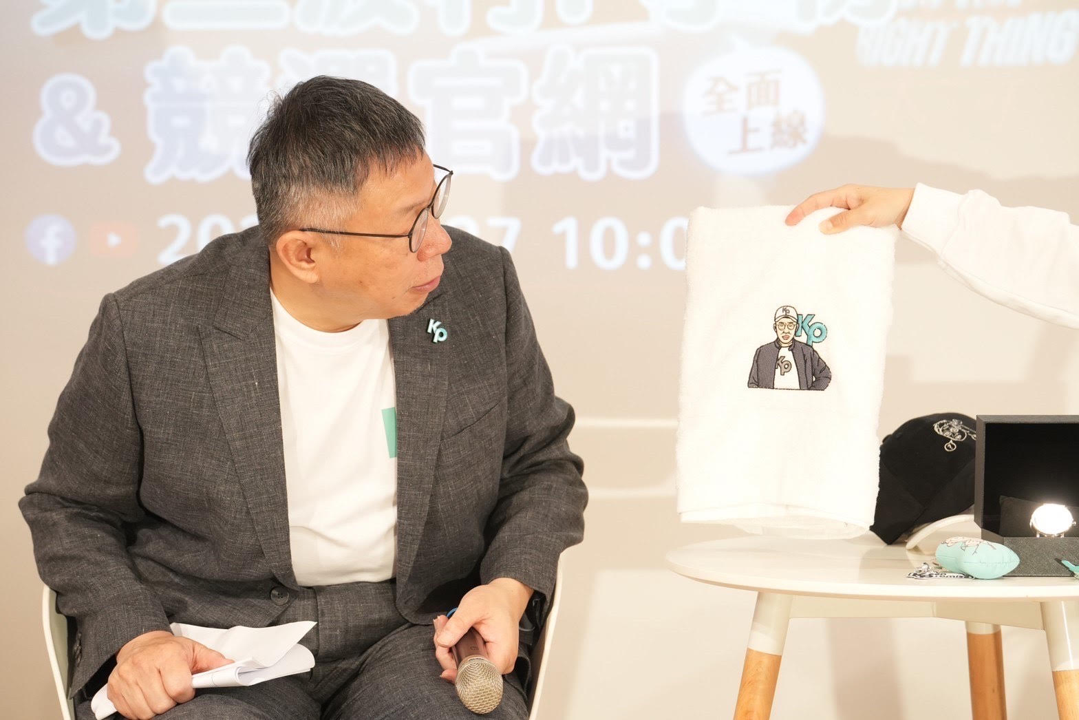 根據媒體27日最新民調,柯文哲暫時贏過侯友宜居第二。(民眾黨提供)