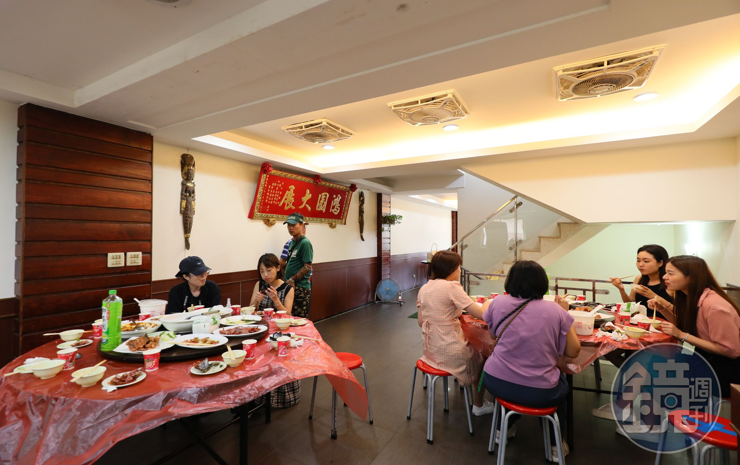 珍膳美餐廳如今已是接團客規模的餐館，老闆娘表示當年小吃店生意忙到阿兵哥們都會幫忙收盤子、洗碗。
