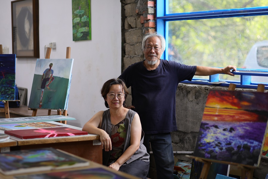 在地藝術家曹楷智（右）與李若梅（左）以「穿越時間的時間」作為策展核心，將廢墟改造成一艘藝術航空母艦。