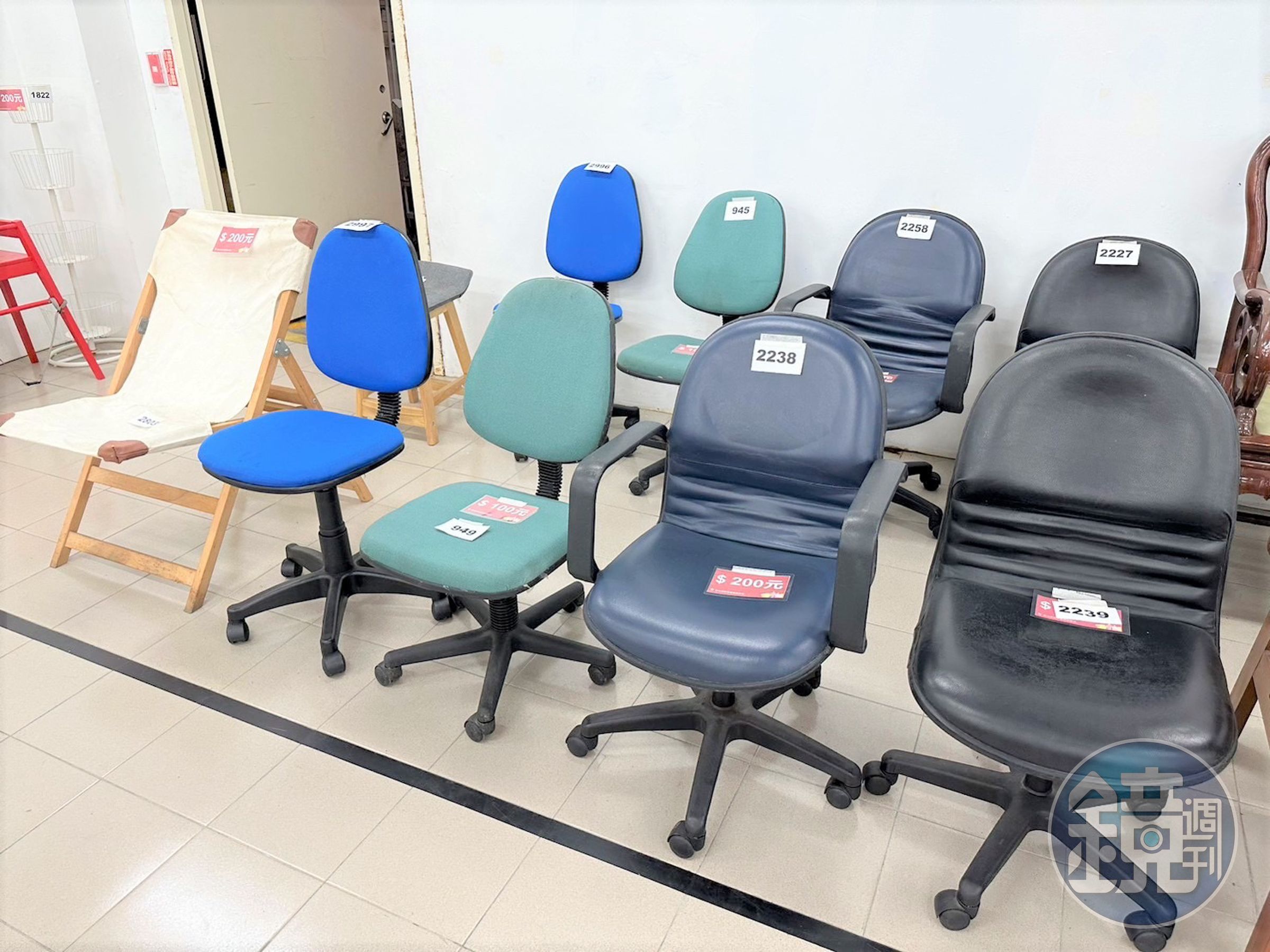 新北再生家具展售中心有許多實用二手家具,歡迎民眾參觀選購。(新北市環保局提供)
