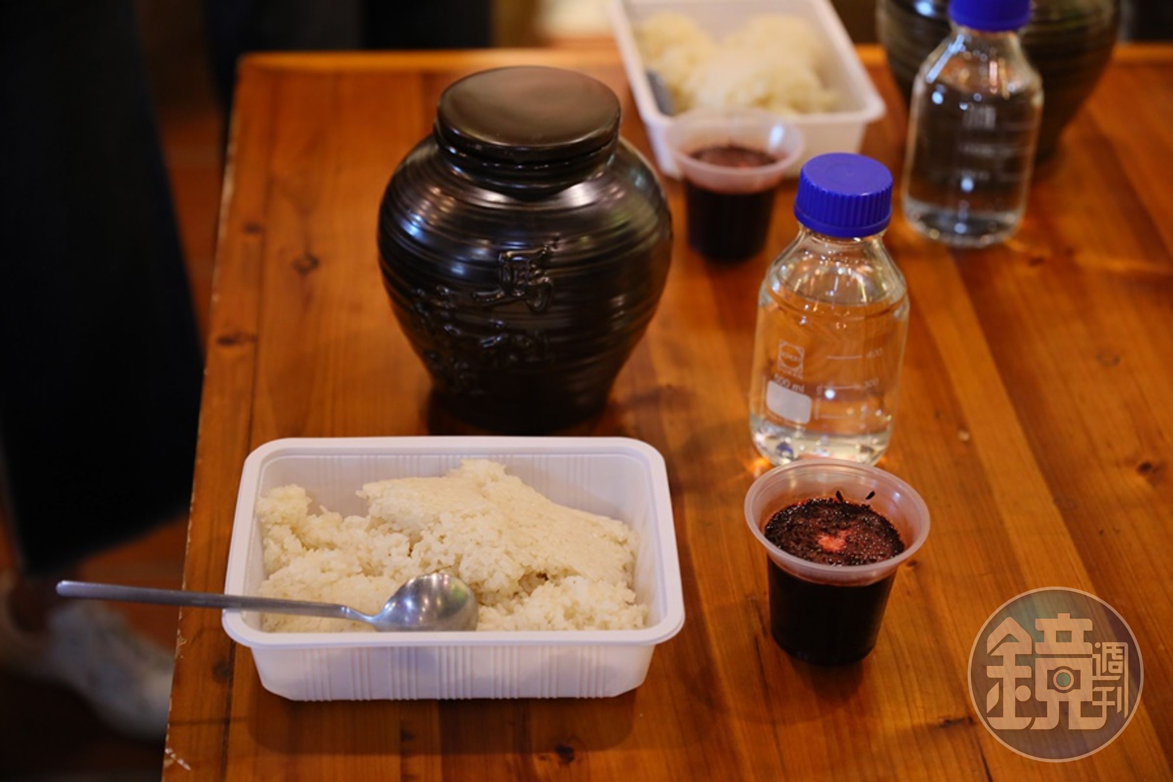 釀酒需準備的材料其實很簡單,糯米、紅麴與水就能製酒,特意選擇澱粉含量高、黏性較好的圓糯米。