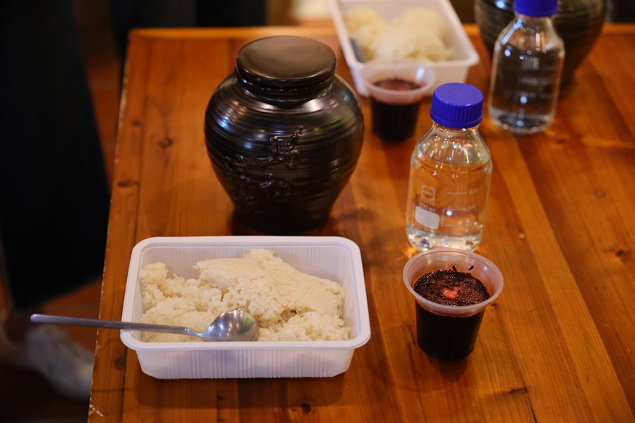 釀酒需準備的材料其實很簡單，糯米、紅麴與水就能製酒，特意選擇澱粉含量高、黏性較好的圓糯米。