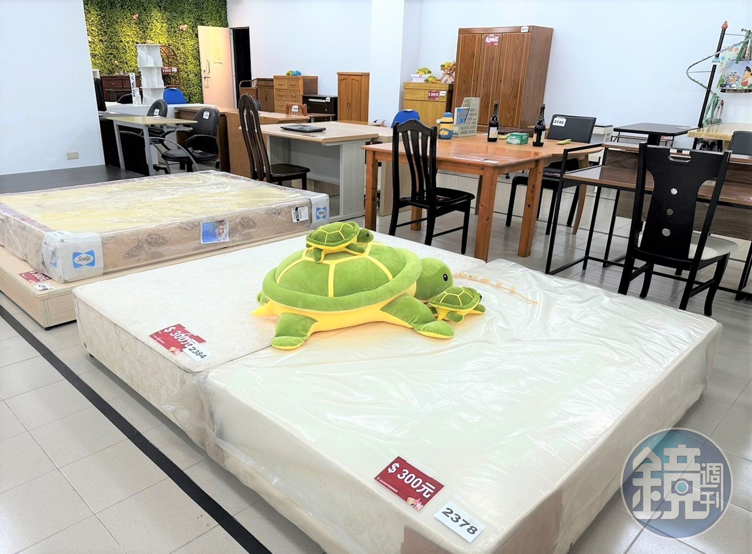 新北再生家具展售中心有許多實用二手家具,歡迎民眾參觀選購。(新北市環保局提供)