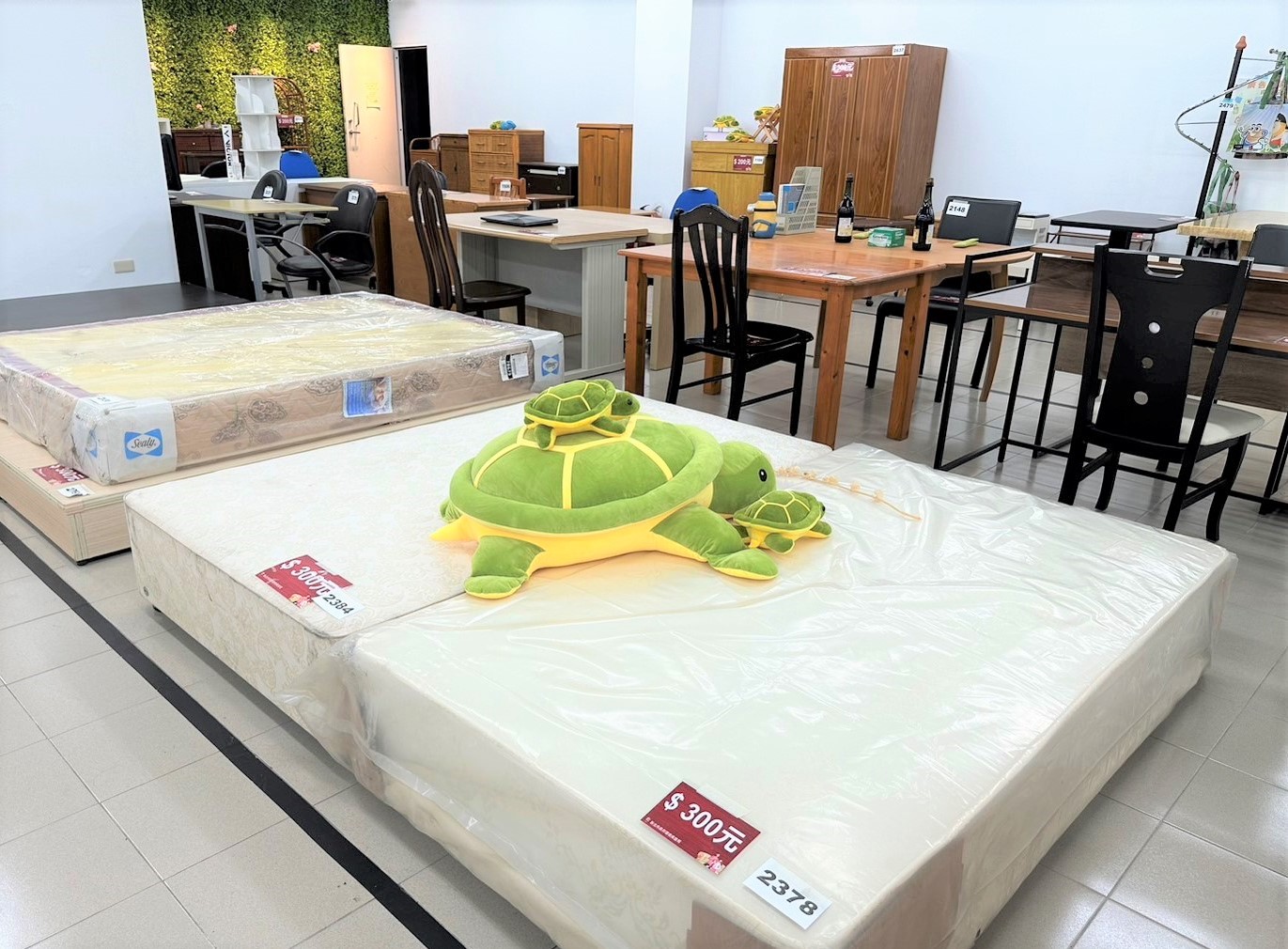 新北再生家具展售中心有許多實用二手家具，歡迎民眾參觀選購。（新北市環保局提供）