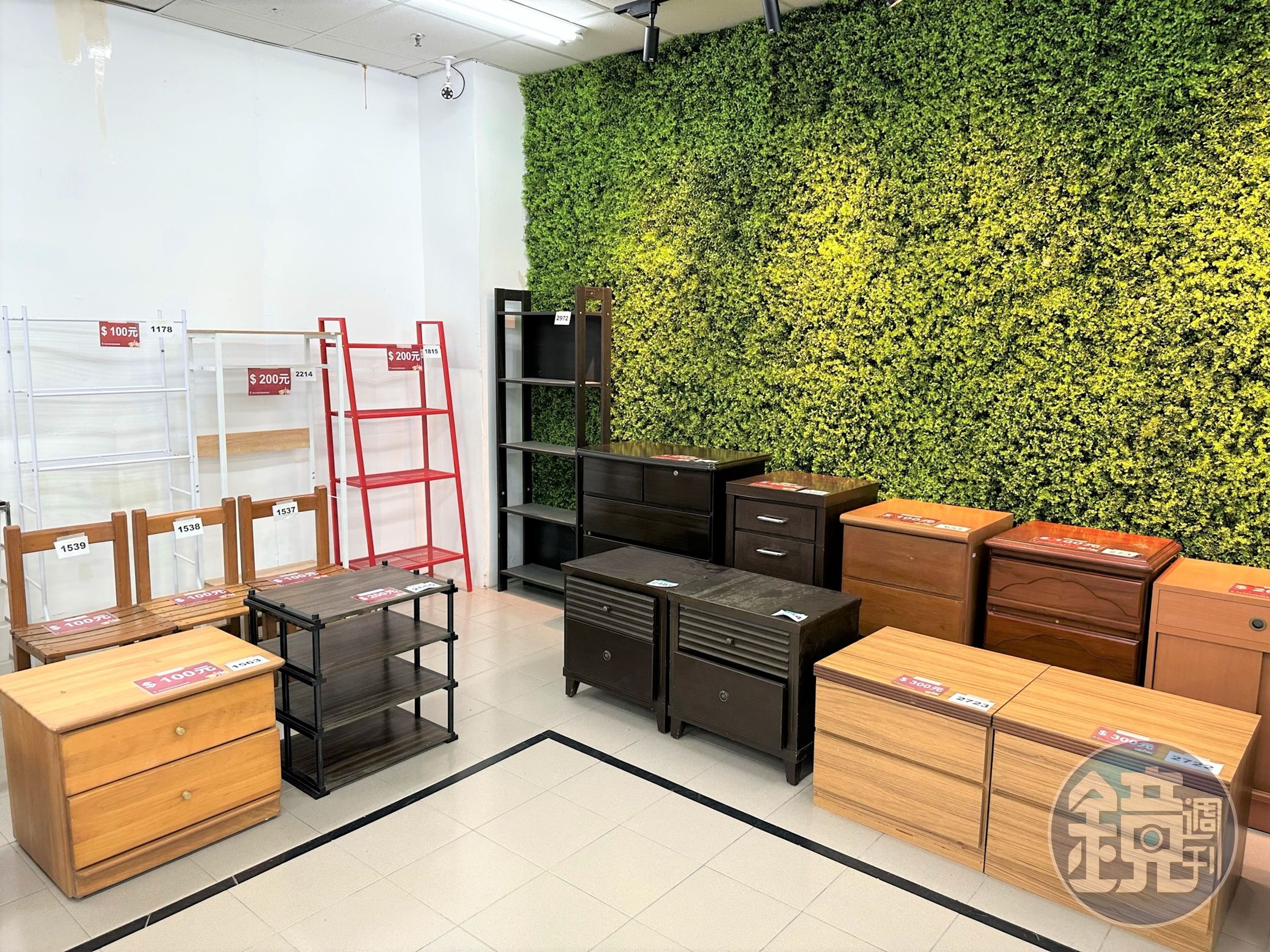 新北再生家具展售中心二手好物價格多在300元以內。(新北市環保局提供)