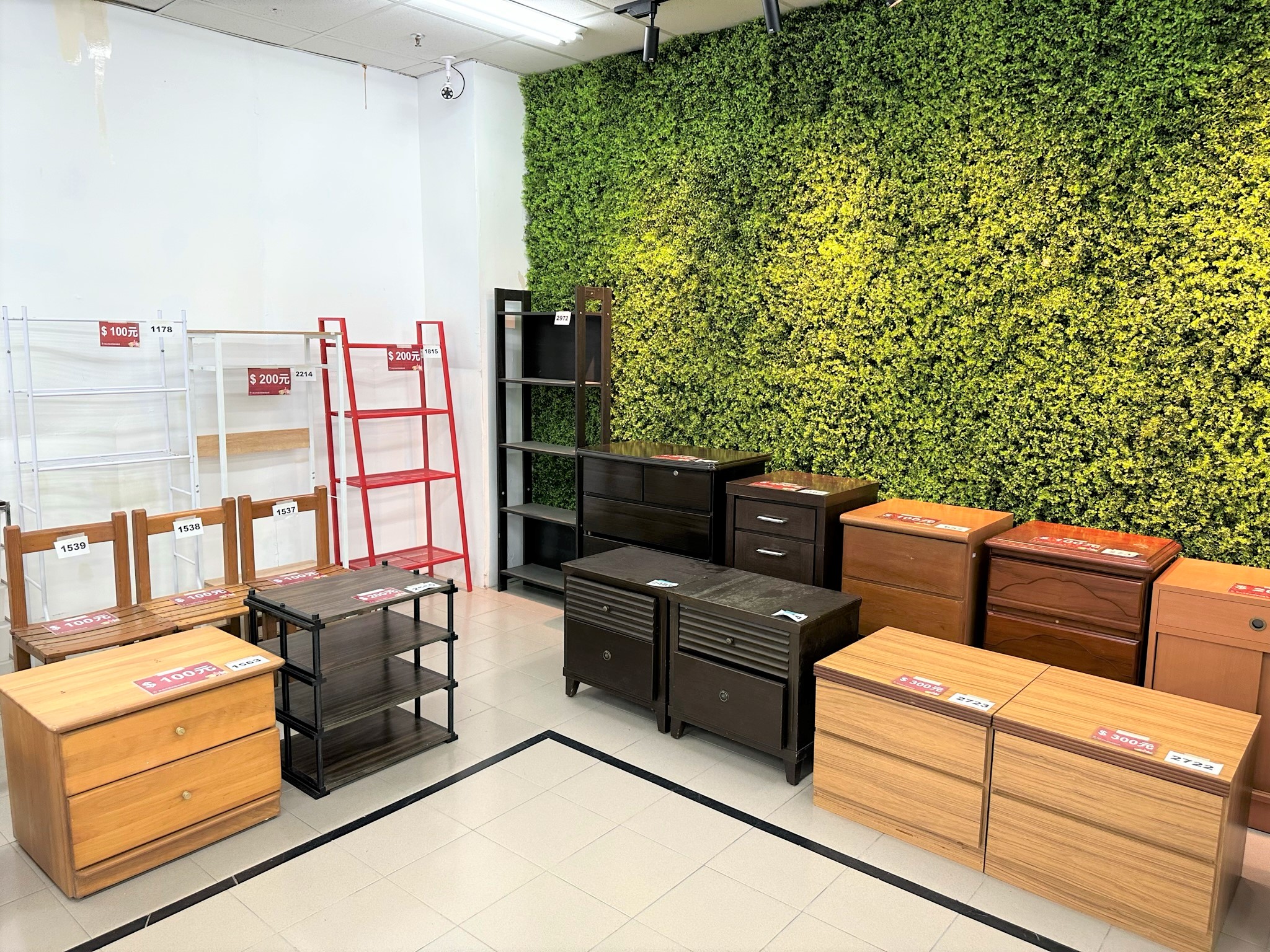 新北再生家具展售中心二手好物價格多在300元以內。（新北市環保局提供）