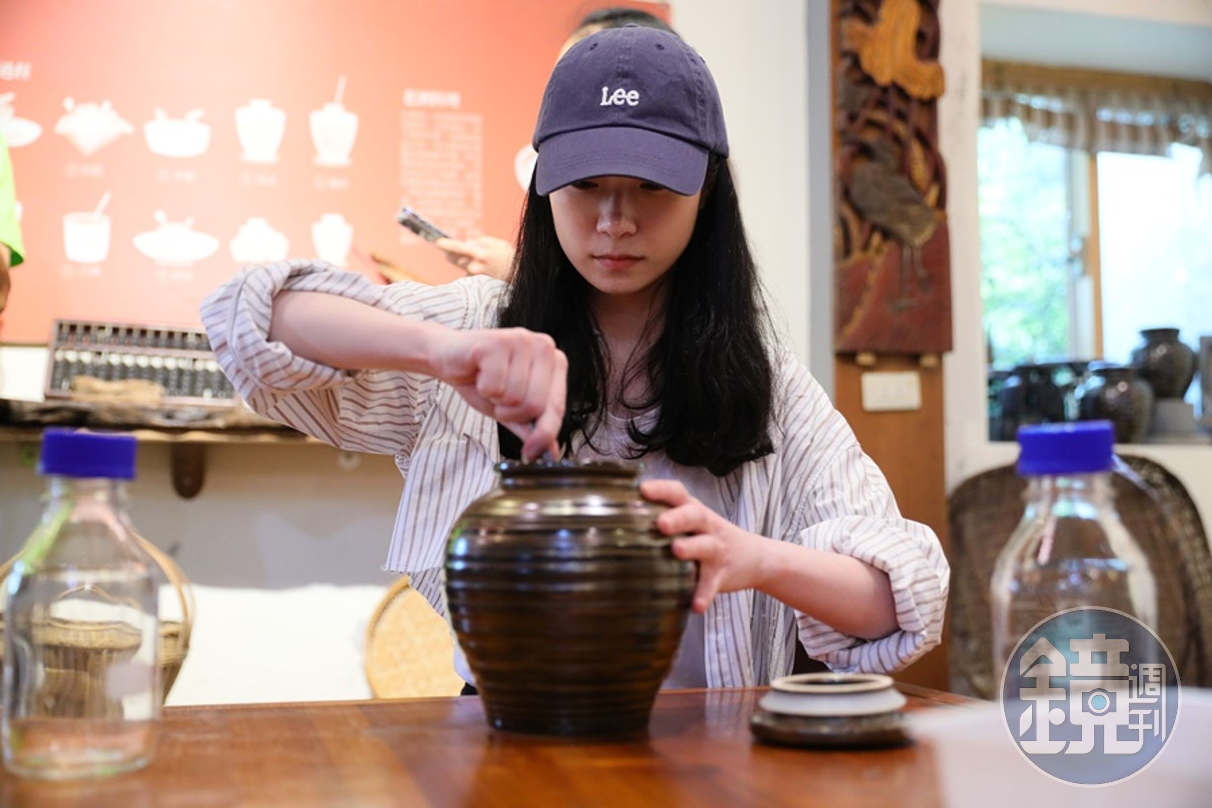 雙手消毒後就能開始準備釀酒步驟。