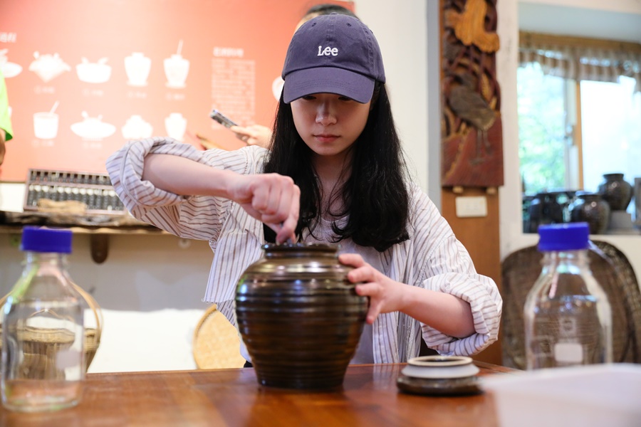雙手消毒後就能開始準備釀酒步驟。