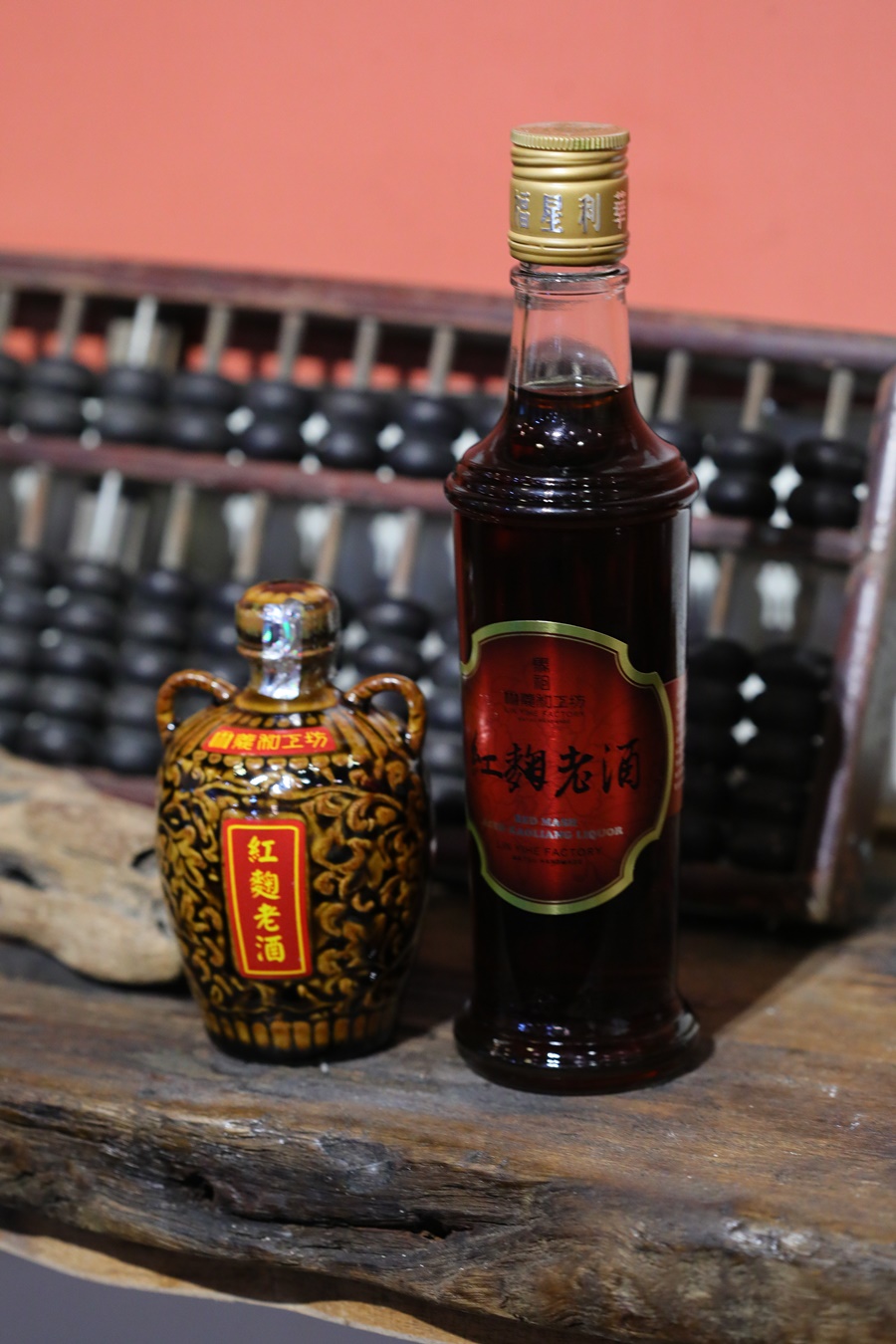 餐廳可以買到店家自釀的「紅麴老酒」（右，200元／瓶）與造型可愛的「馬祖林義和工坊紅麴老酒」（左，280元／瓶）。