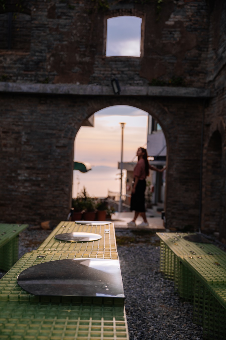 藝術家打造一套可自由搬運組合的街道傢俱，桌椅材料特意選用玻璃纖維格柵板，具耐酸蝕特性，最適合海島。