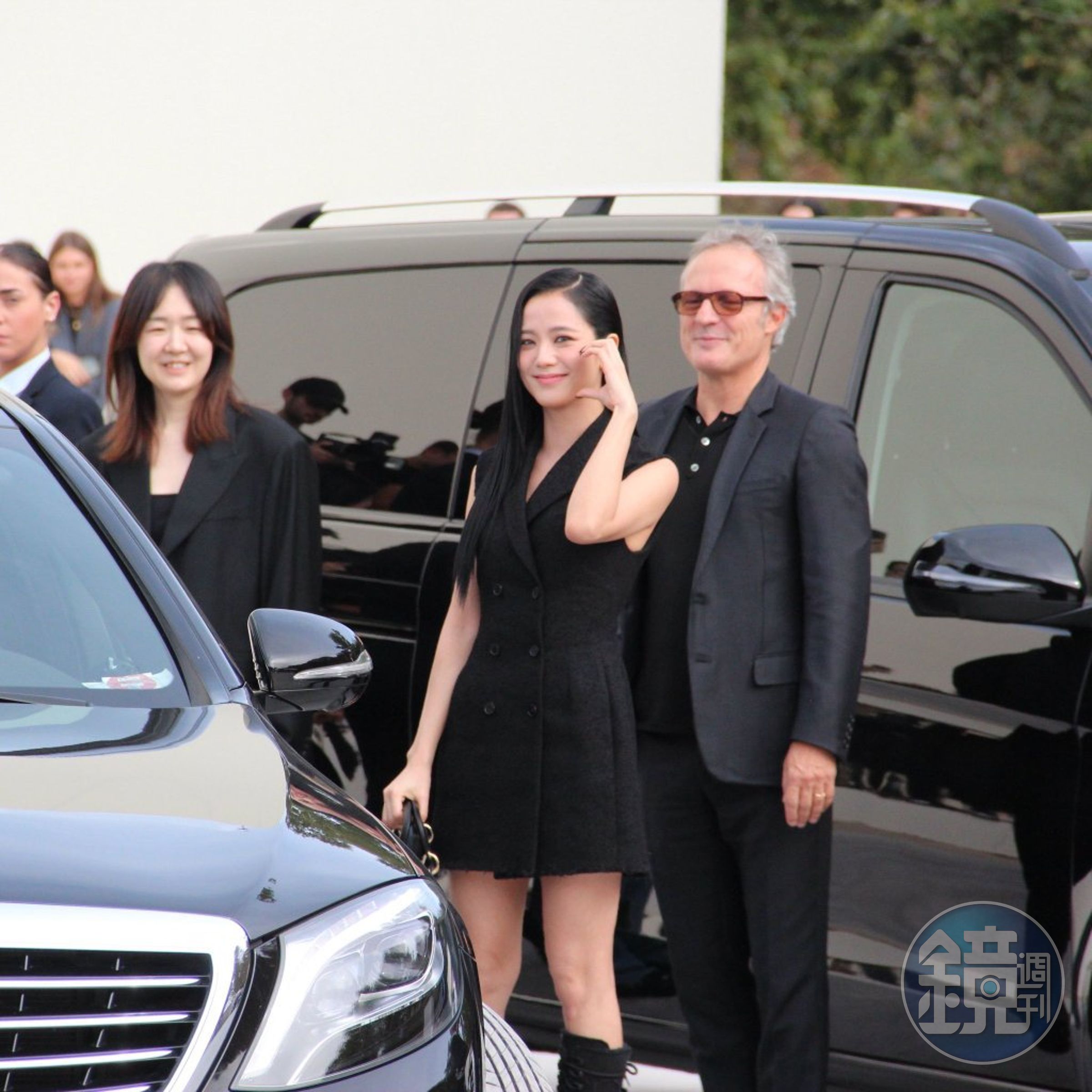 Jisoo穿著2024春夏超季定製款,專車一路開到秀場門口讓她美美現身。(網路圖片)