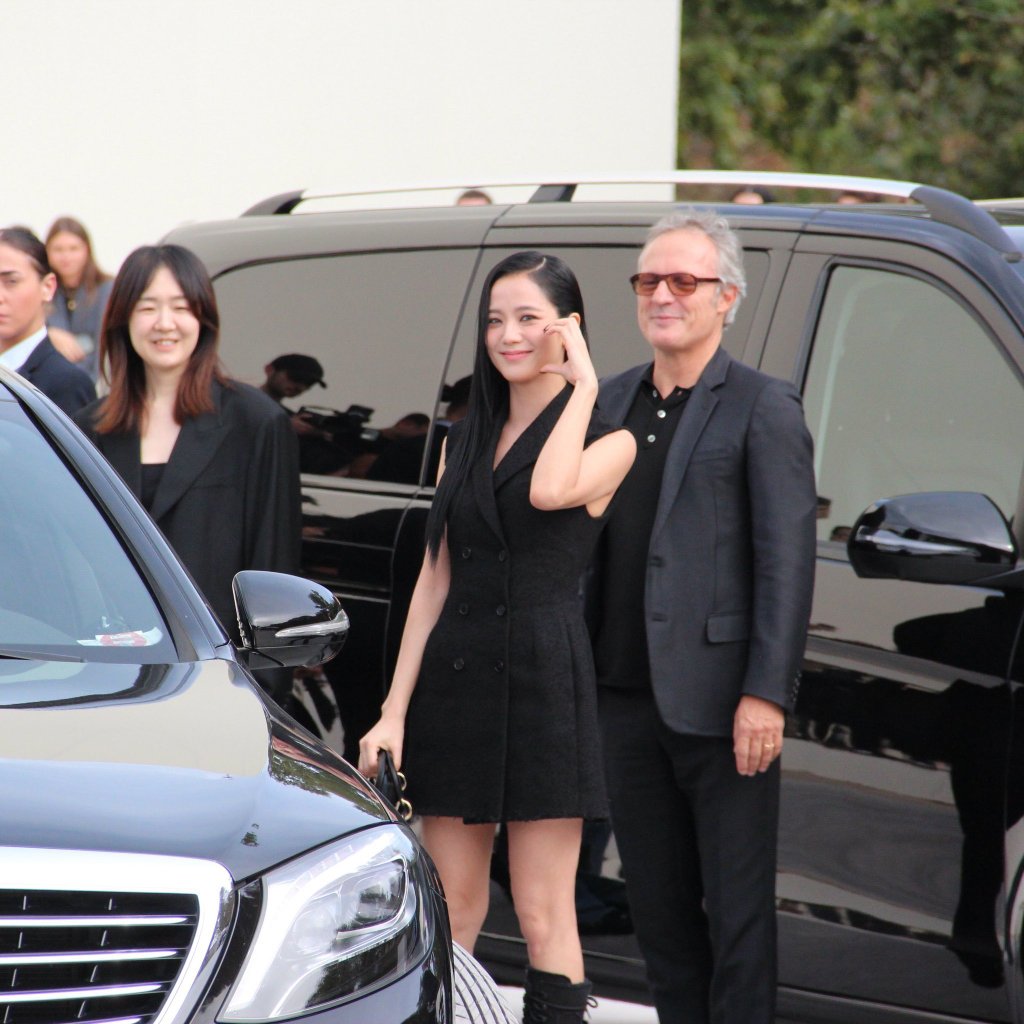  Jisoo穿著2024春夏超季定製款，專車一路開到秀場門口讓她美美現身。（網路圖片）