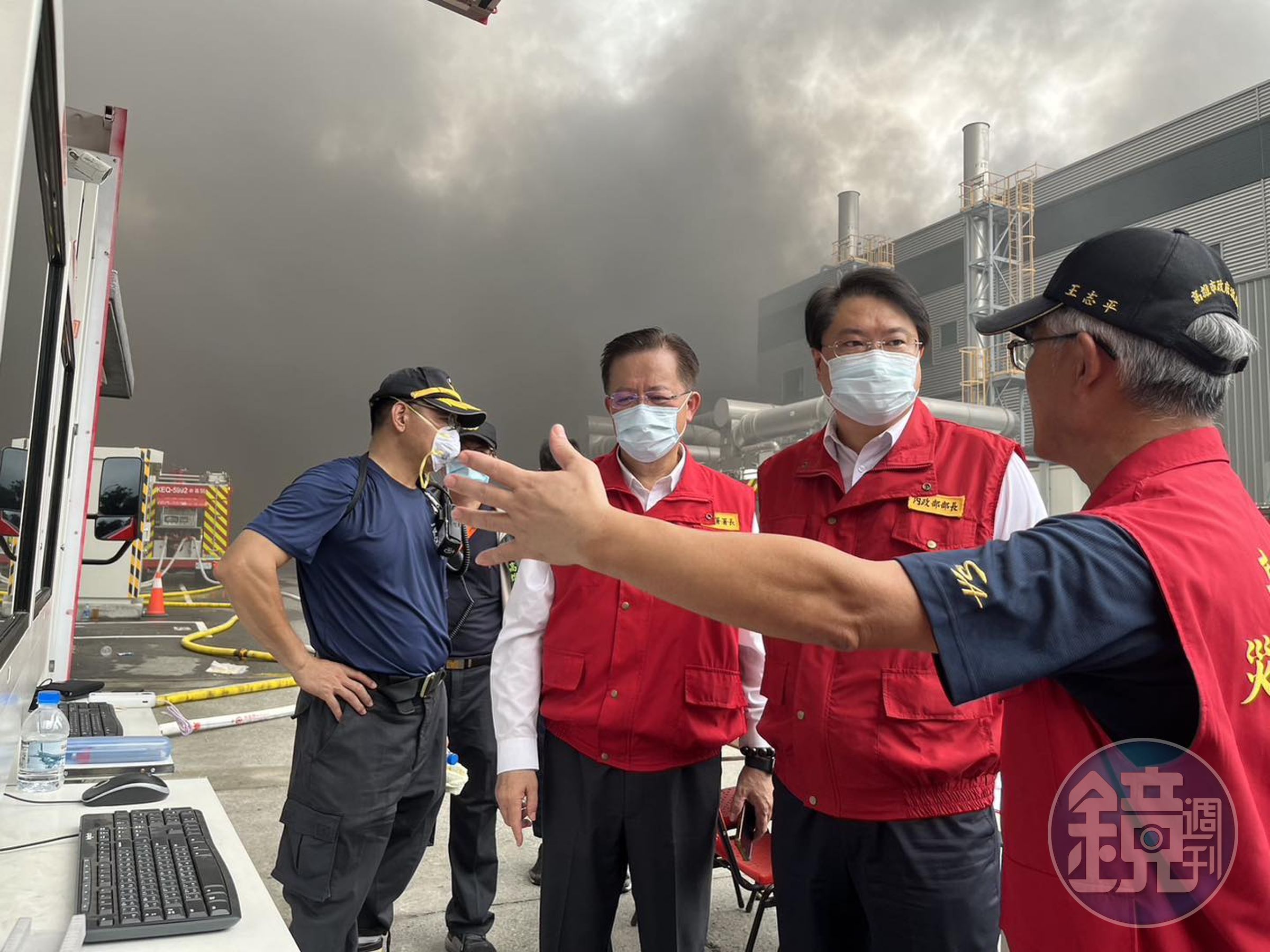 內政部長林右昌在23日南下，了解明揚國際屏東廠房的搜救狀況。（翻攝林右昌臉書）