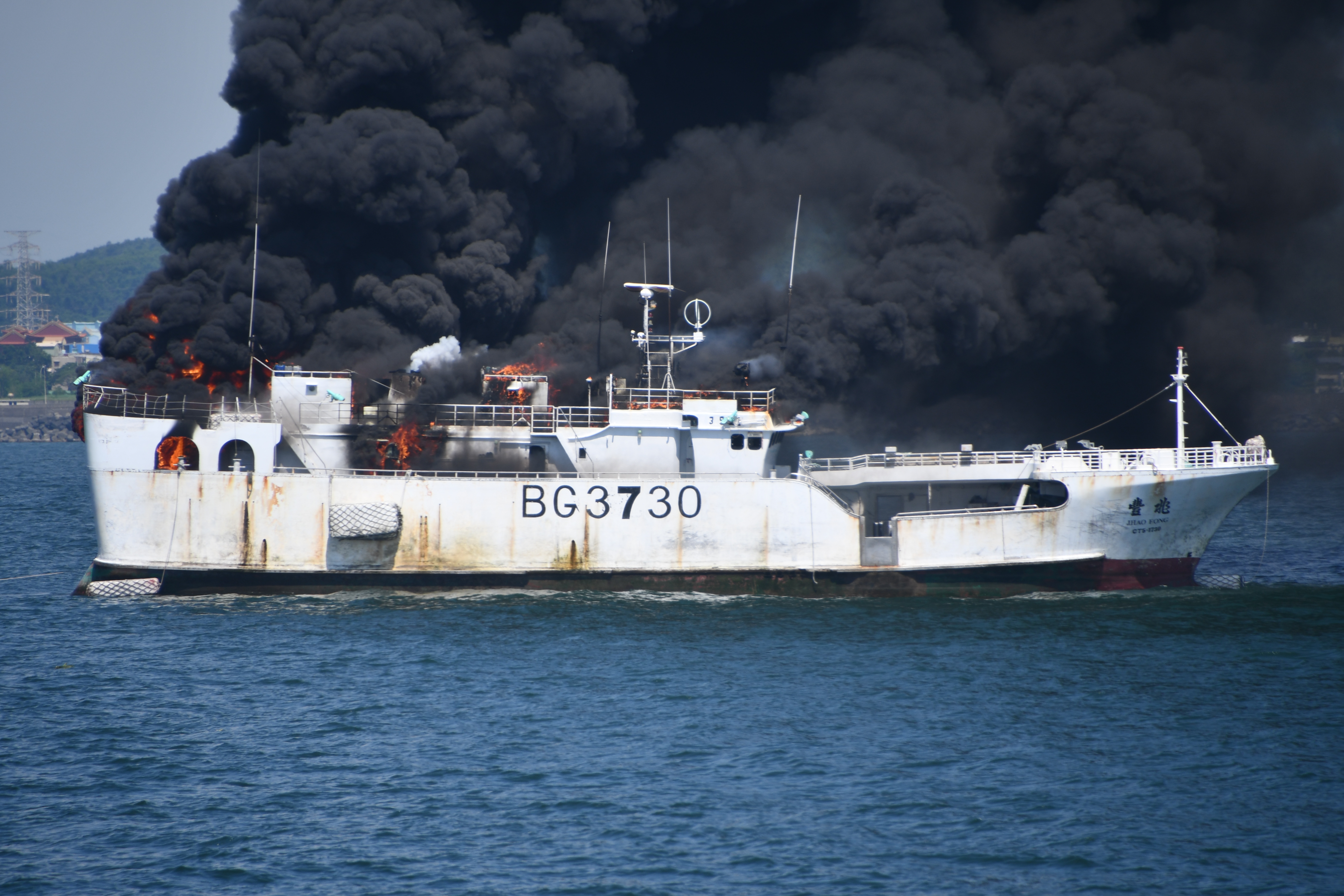 高雄鳳鼻頭漁港一艘漁船在外海失火，所幸11名船員全數獲救。（翻攝自記者爆料網）