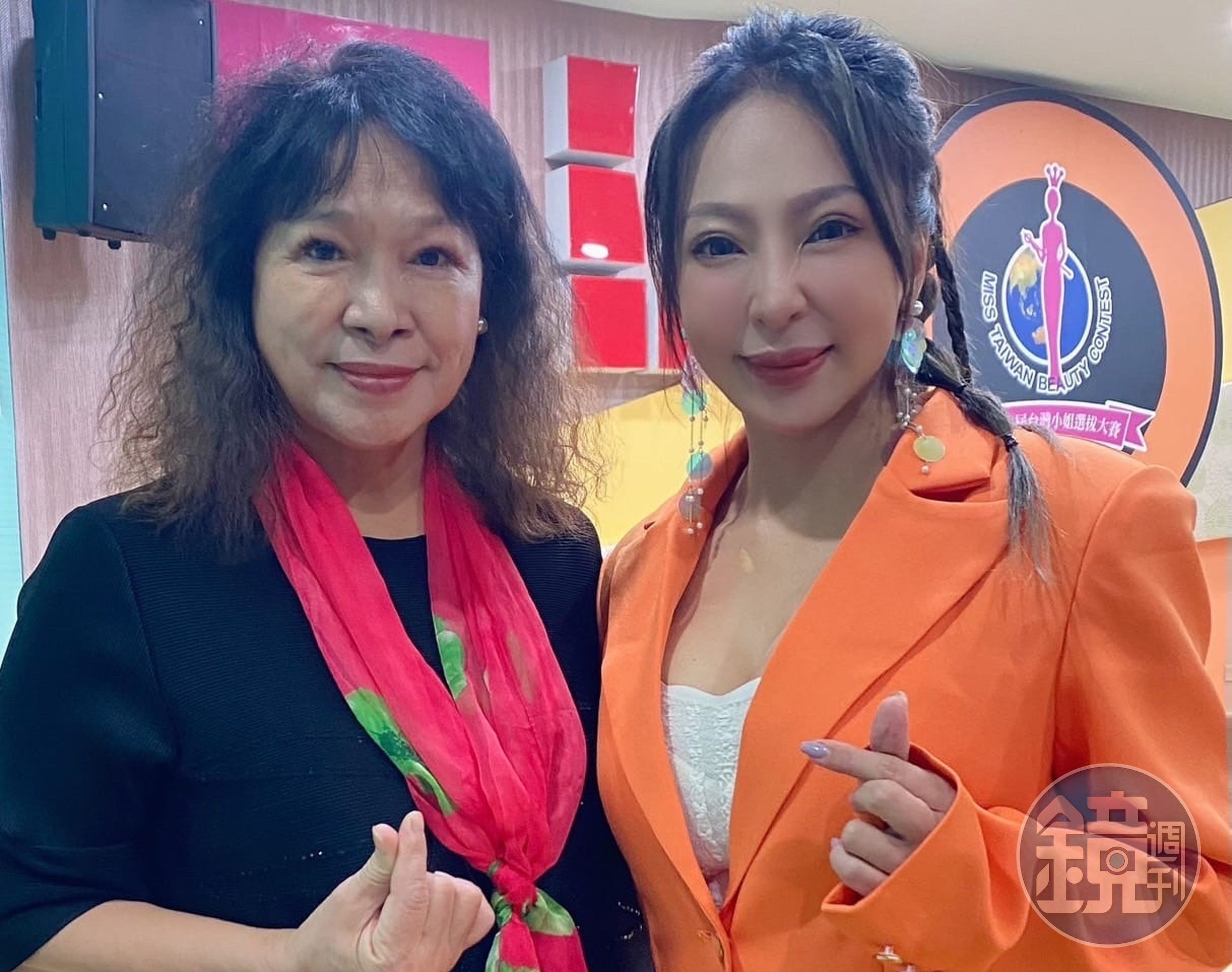 台灣小姐選美會主委潘逢卿（左）與才藝評審妞妞（右），合作愉快。（酷思玩娛樂提供）
