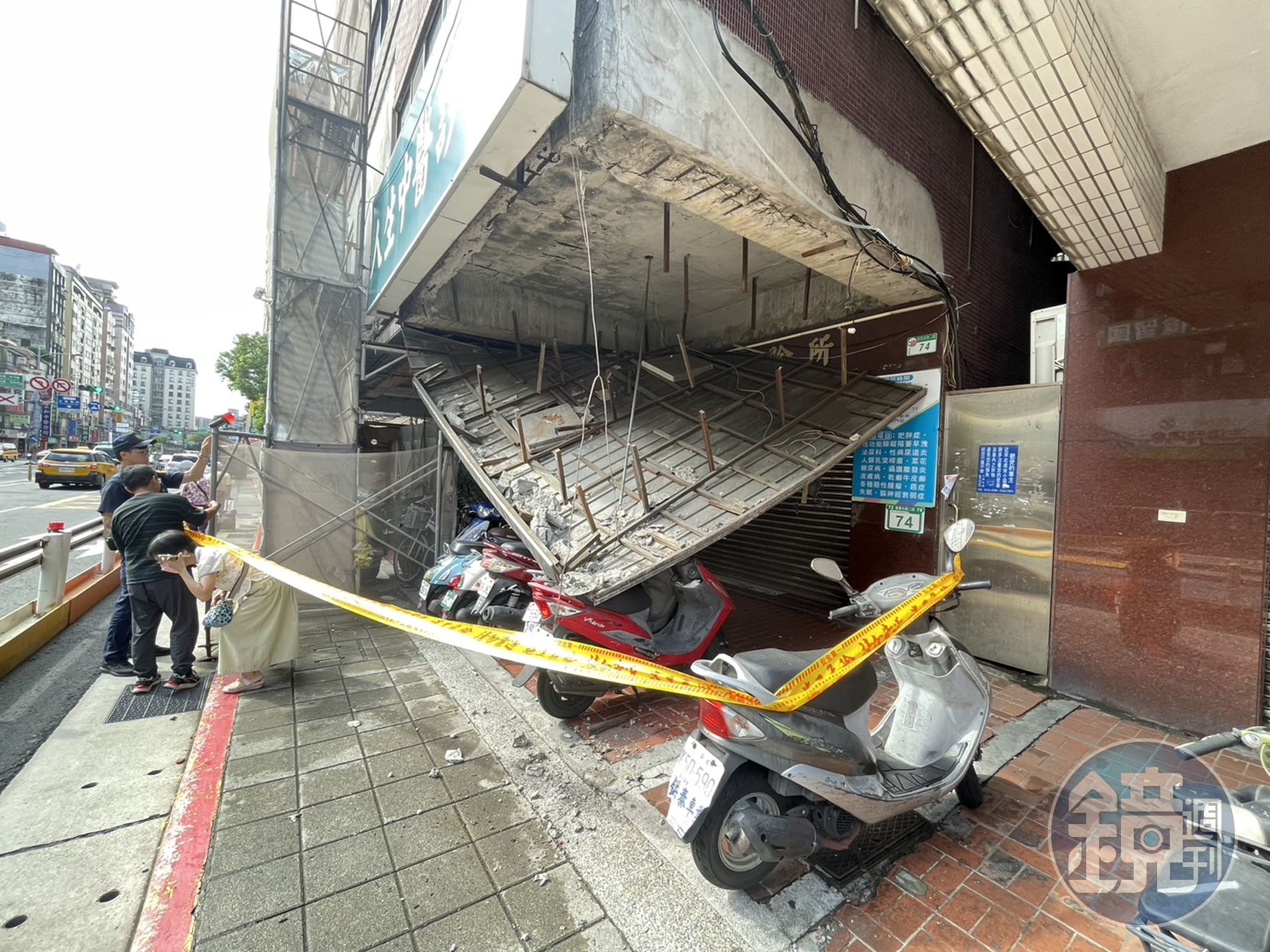 店家騎樓的輕鋼架天花板突然大面積崩塌。(翻攝畫面)