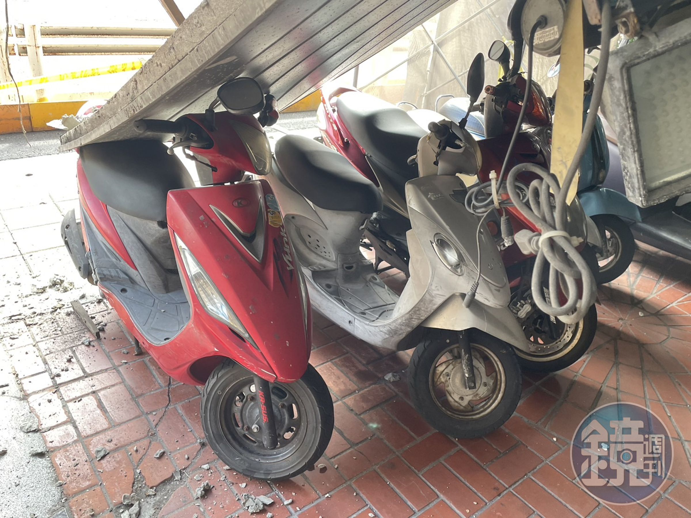 天花板突然崩塌,現場遍布水泥碎片。(翻攝畫面)