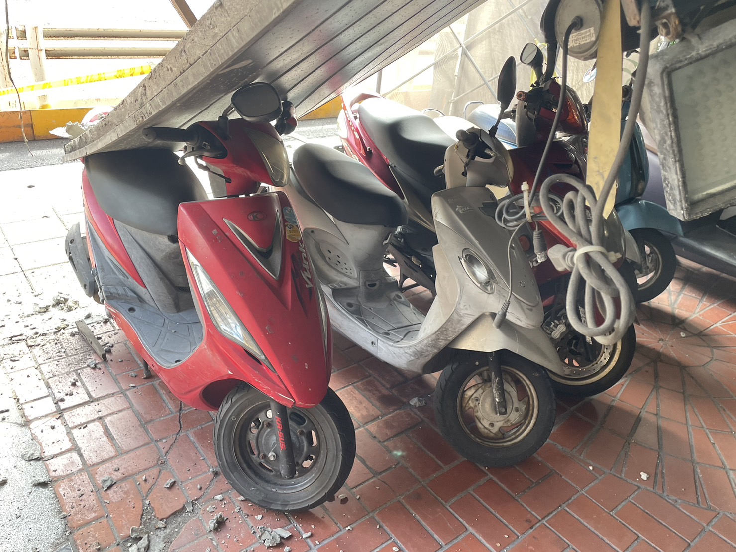 天花板突然崩塌，現場遍布水泥碎片。（翻攝畫面）