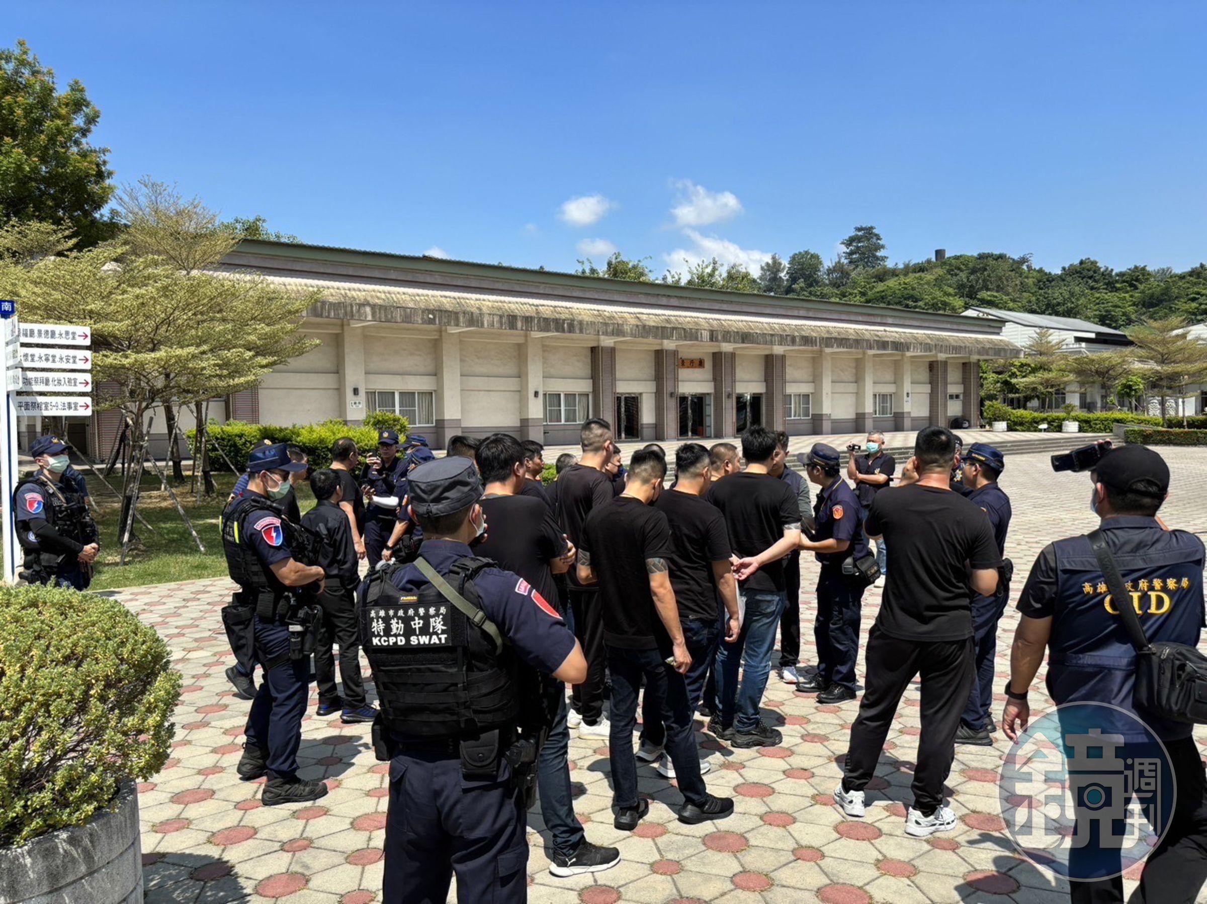 高雄角頭老大出殯,警方動員大批警力防範滋事。(翻攝畫面)