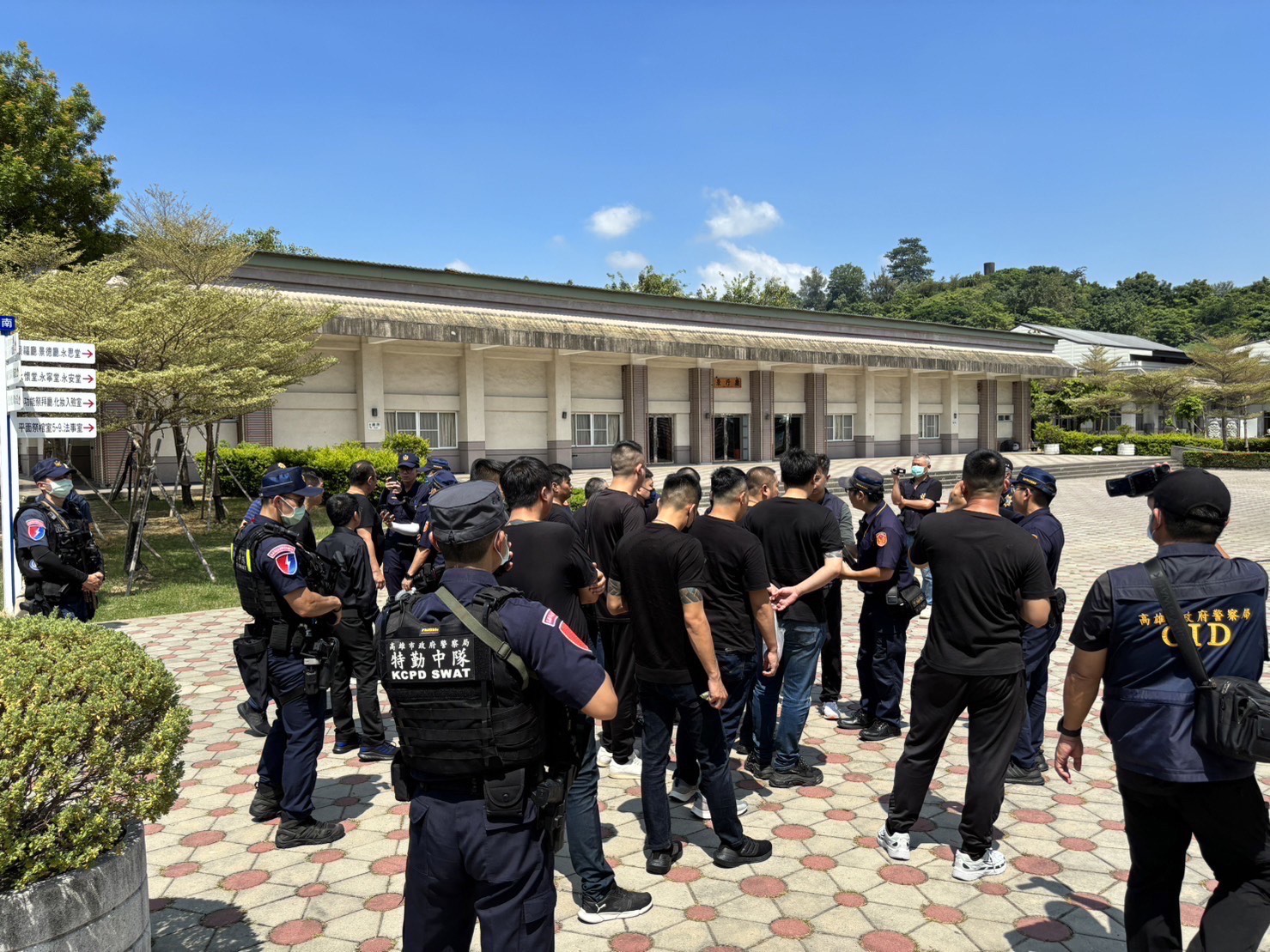 高雄角頭老大出殯，警方動員大批警力防範滋事。（翻攝畫面）