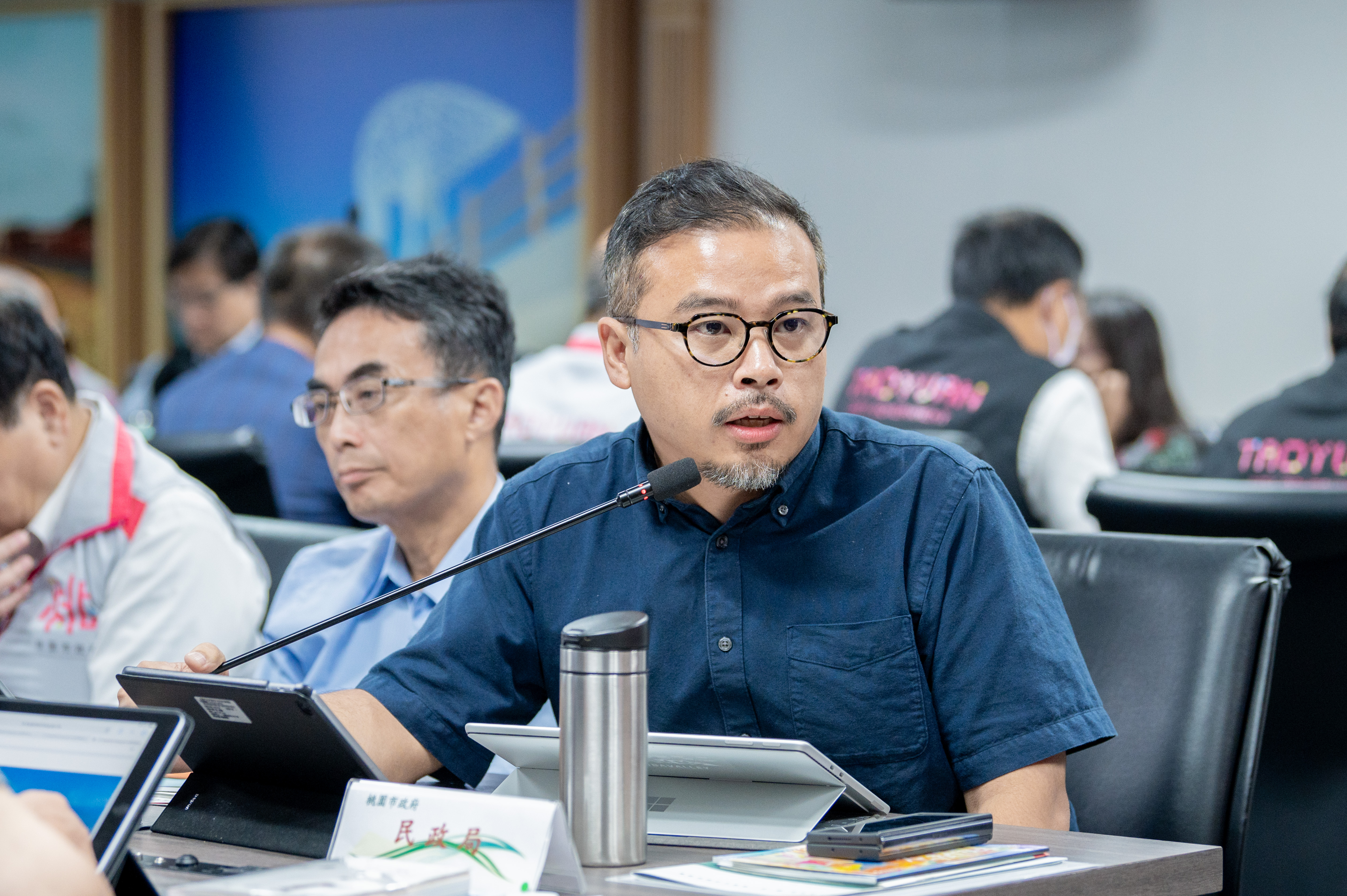 都發局長江南志說明靜鄰專案。（桃園市政府提供）