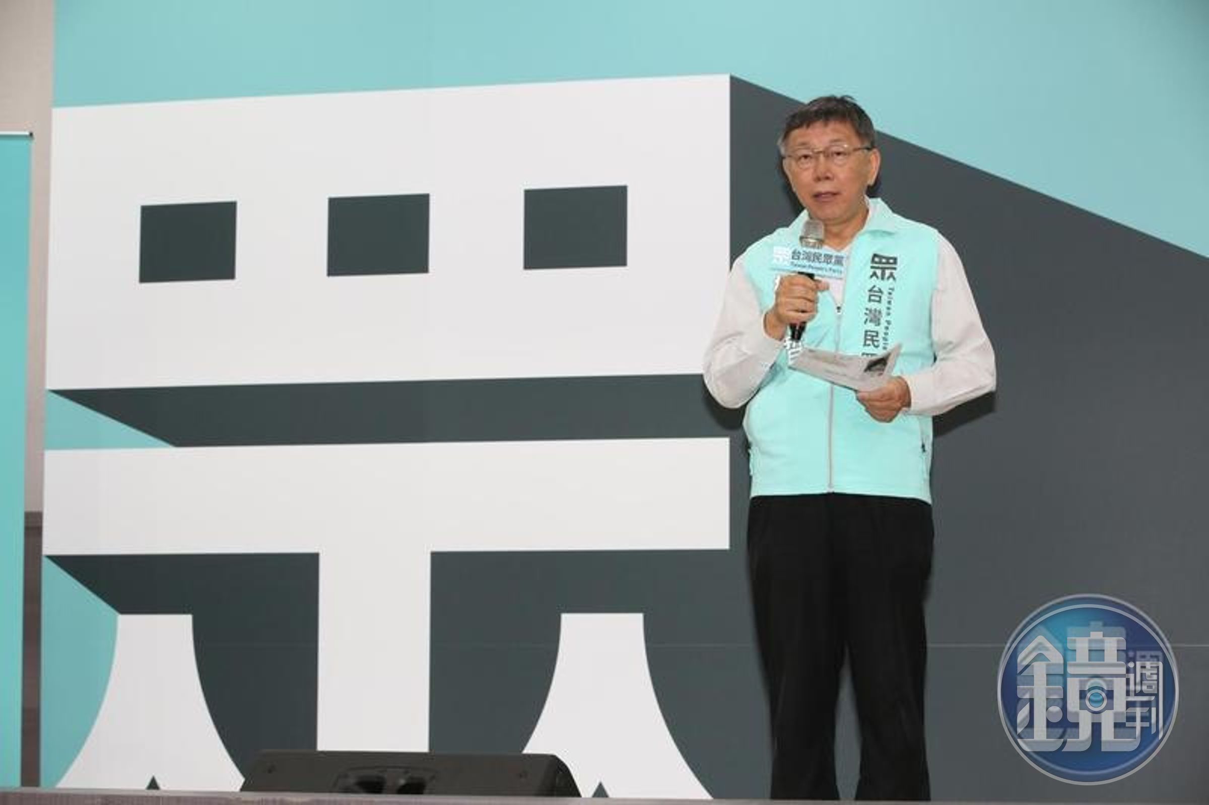 柯文哲以黨主席身分寄給1萬2千多名黨員一封信,出手替近期「染黑、染黃、染虹」爭議清理戰場。