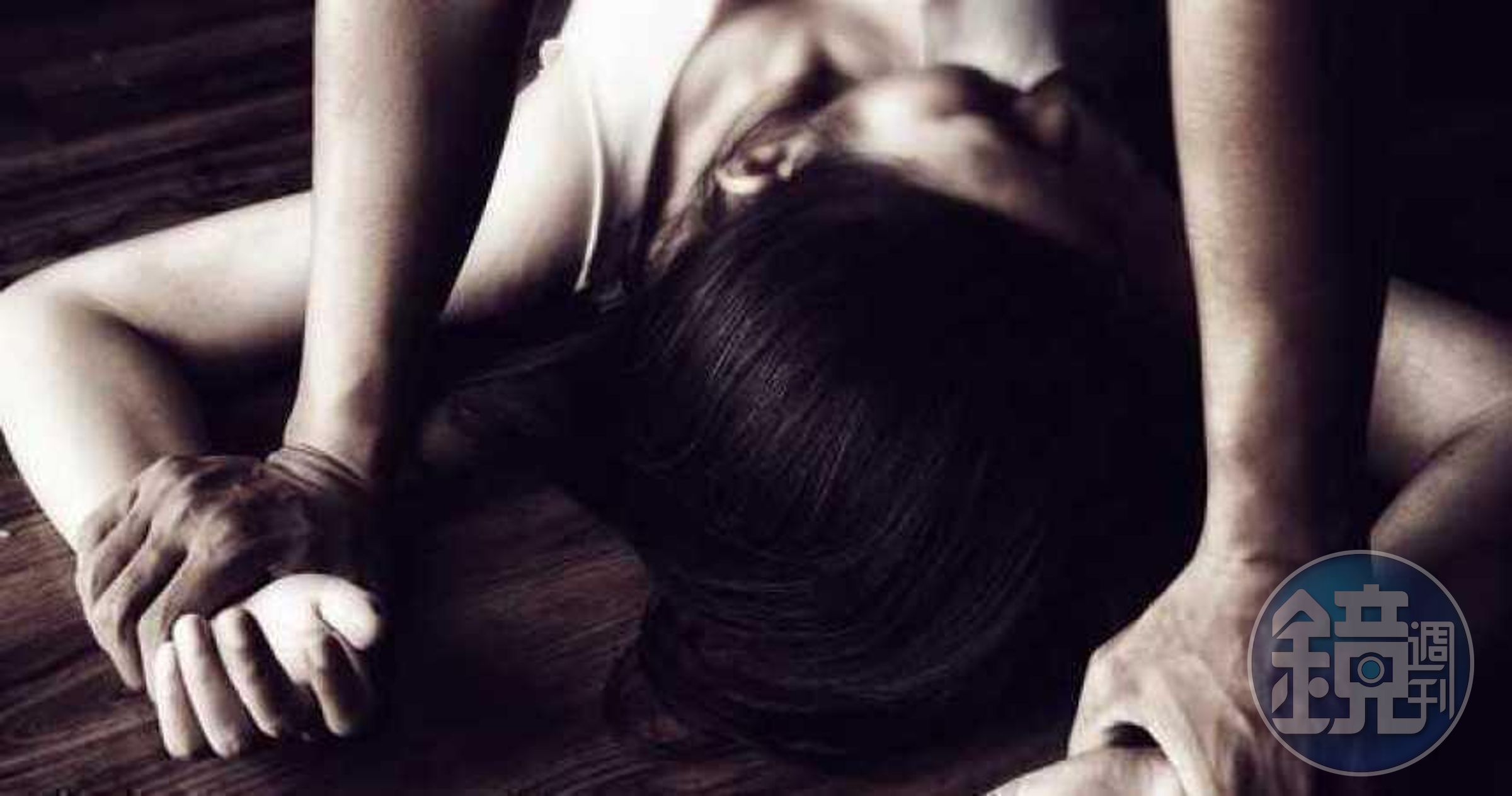 一名黃姓工程師為報復外國籍女友,剪去對方長髮、拿枕頭悶住口鼻,更痛毆女友。(示意圖,pixabay)