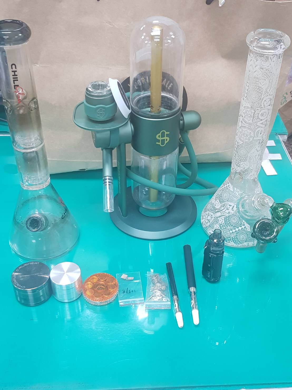警方查扣張男家中的大麻吸食器、研磨器等證物。（翻攝畫面）