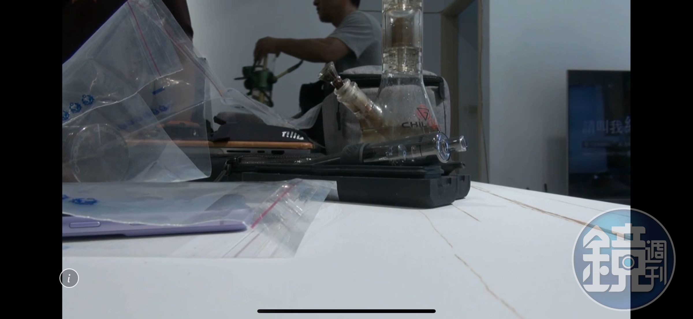 警方在張男家中起出大麻及多組吸食器。（翻攝畫面）