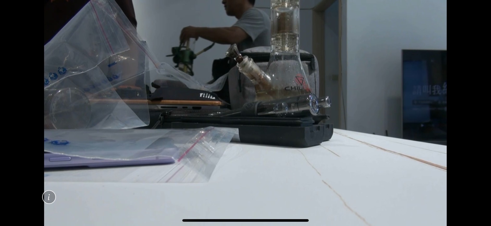 警方在張男家中起出大麻及多組吸食器。（翻攝畫面）