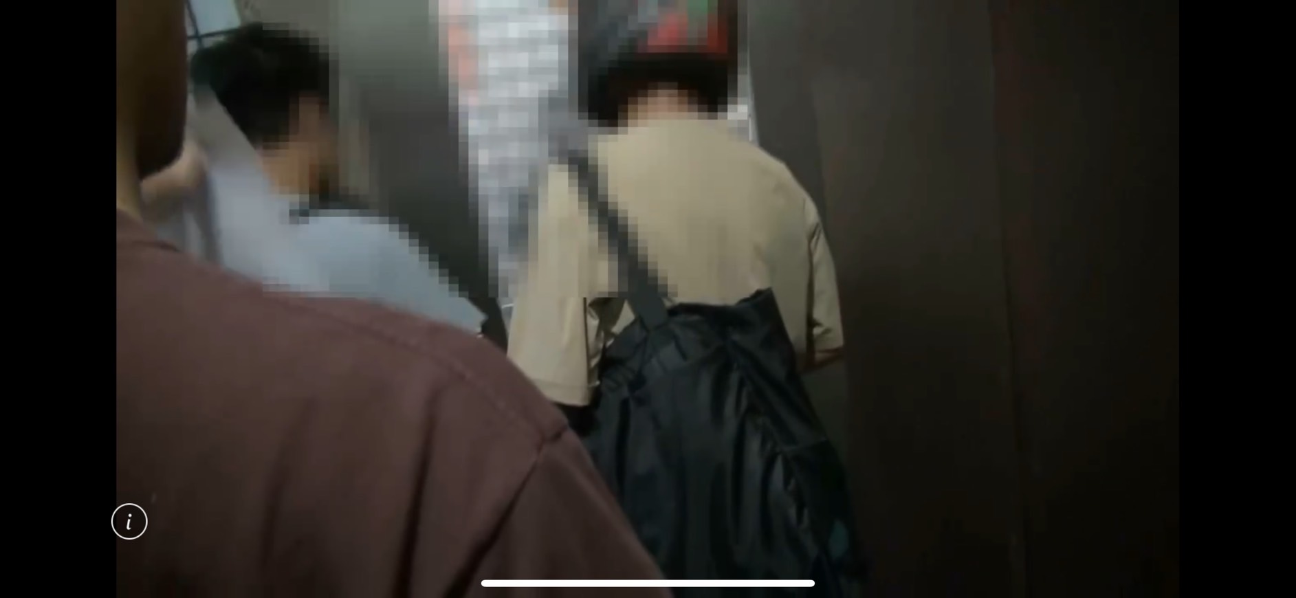 警方趁張男(右一)返家時將他逮捕,並進入住處搜索。(翻攝畫面)